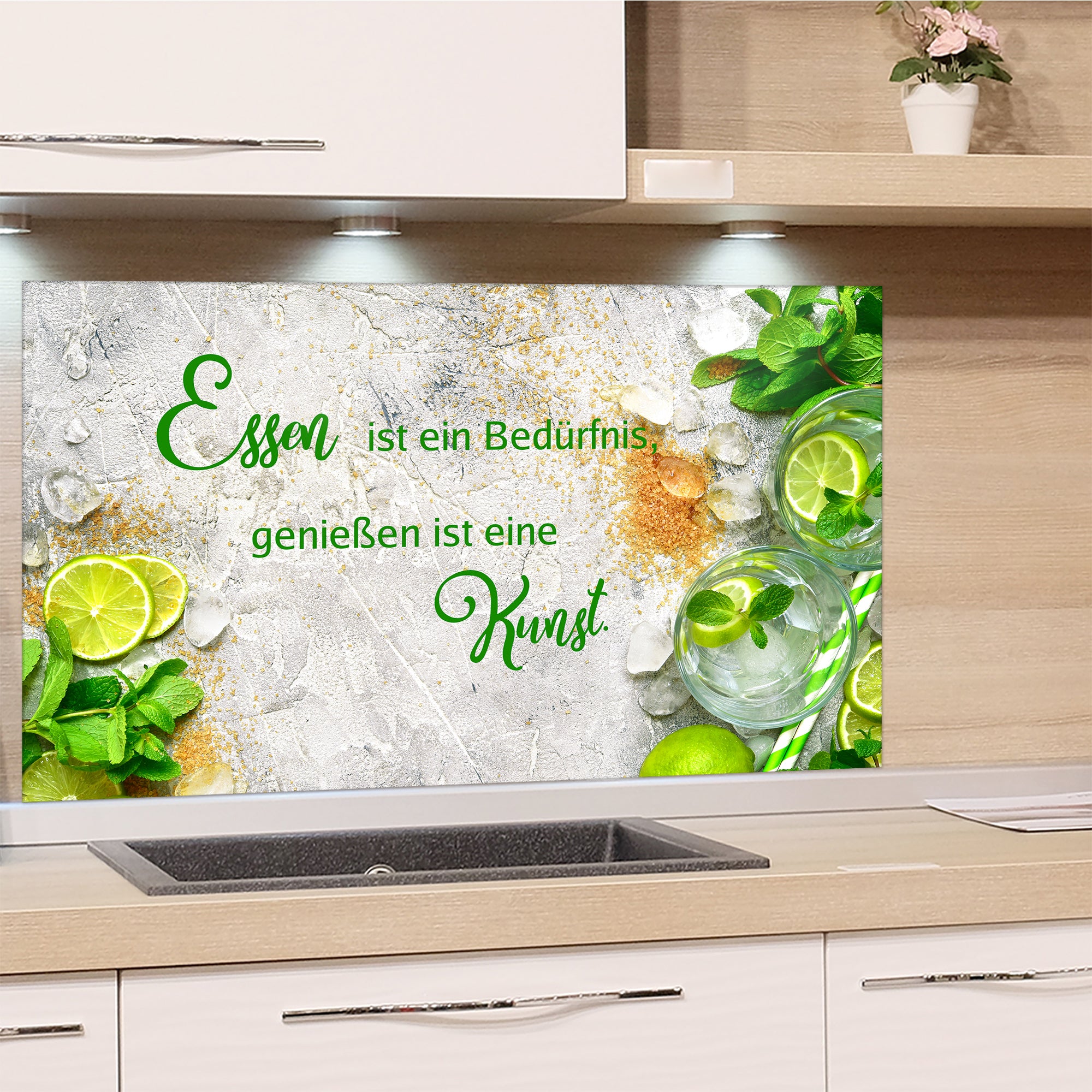 Küchenwand mit grünem Text und Limettenmotiven.