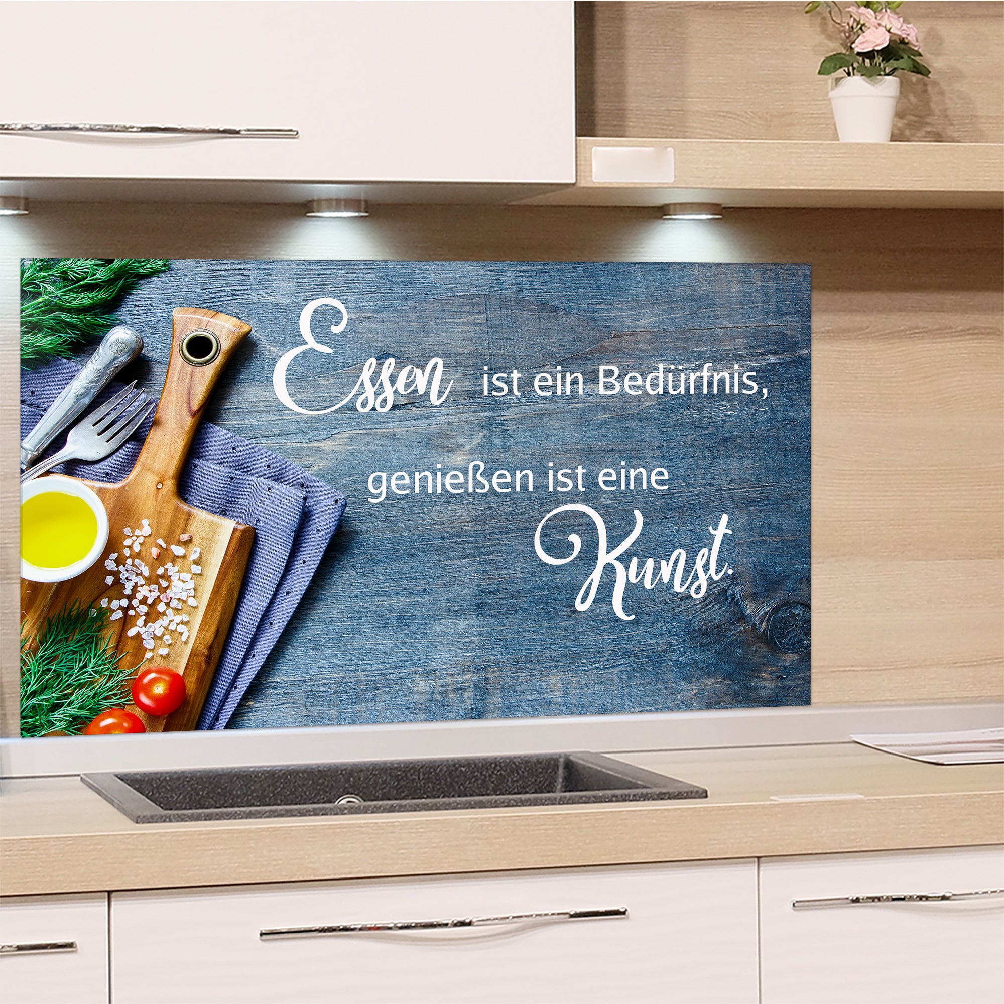 Holzbrett mit Besteck, gelbem Öl und Text über Essen.
