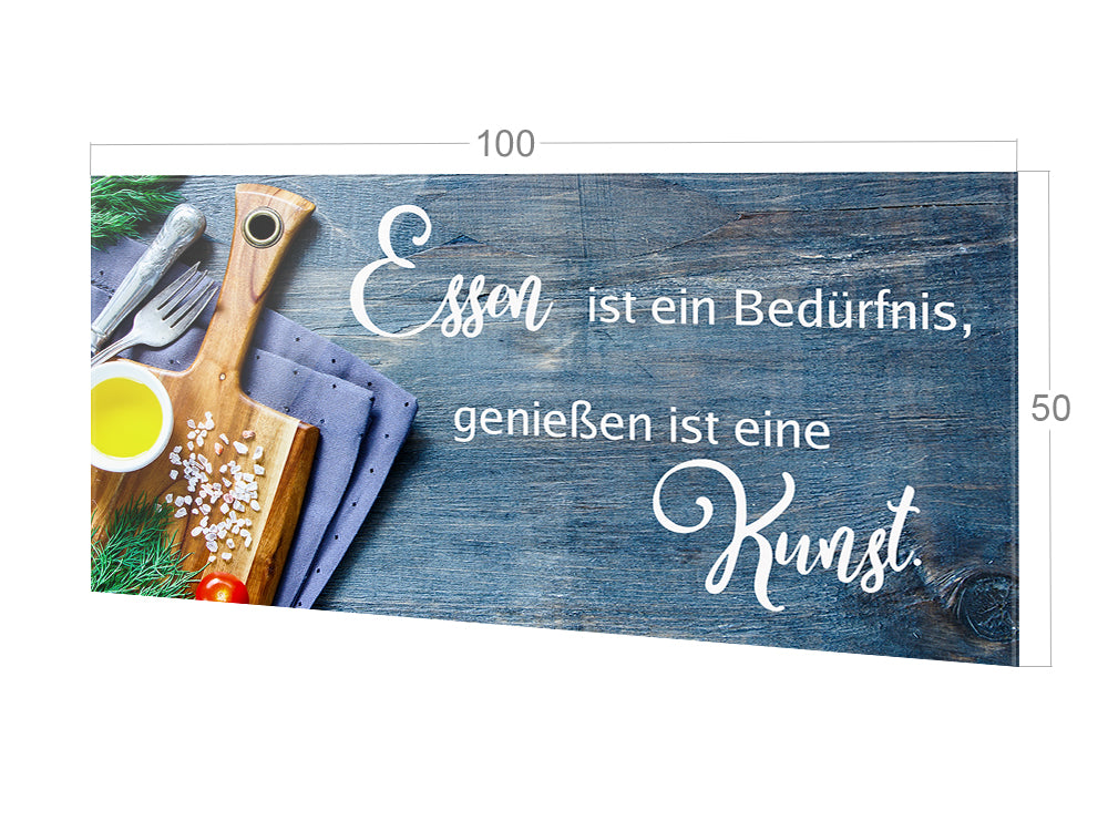 Holzbrett mit Text: "Essen ist ein Bedürfnis, genießen ist eine Kunst."