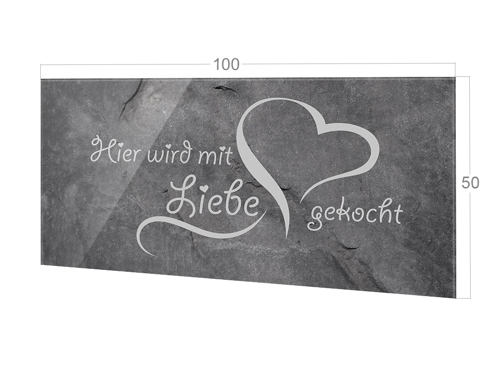 Schwarze Küchenplatte mit weißer Schrift "Hier wird mit Liebe gekocht"