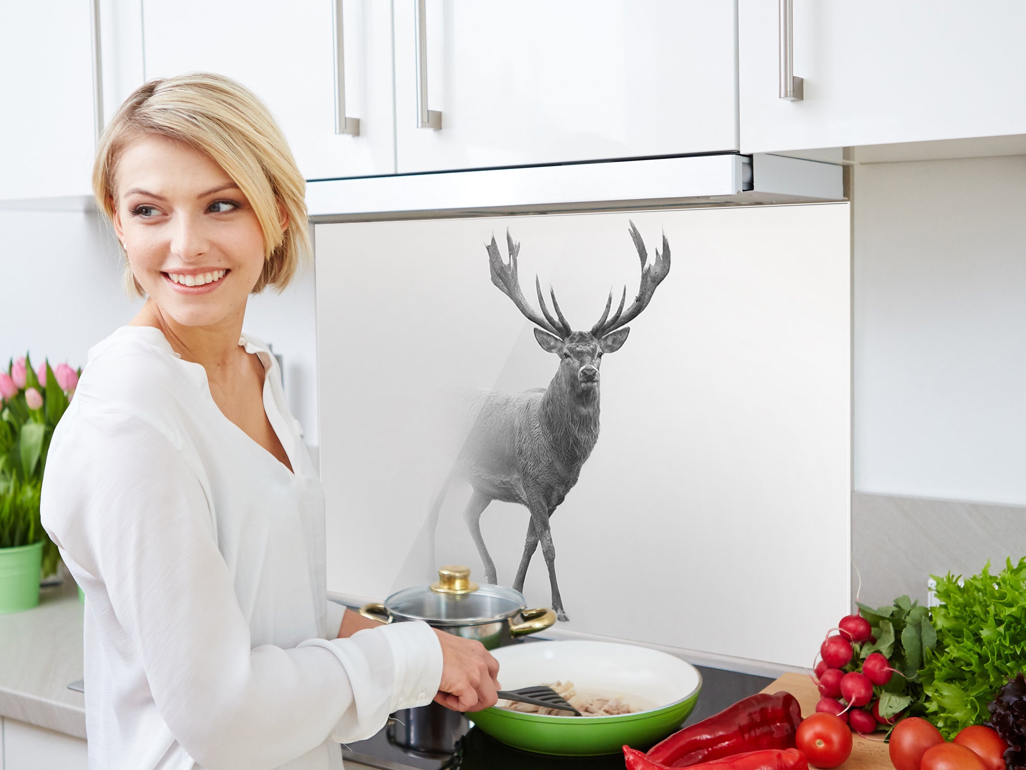 Küchenrückwand mit schwarzem Hirschmotiv und frischen Zutaten.