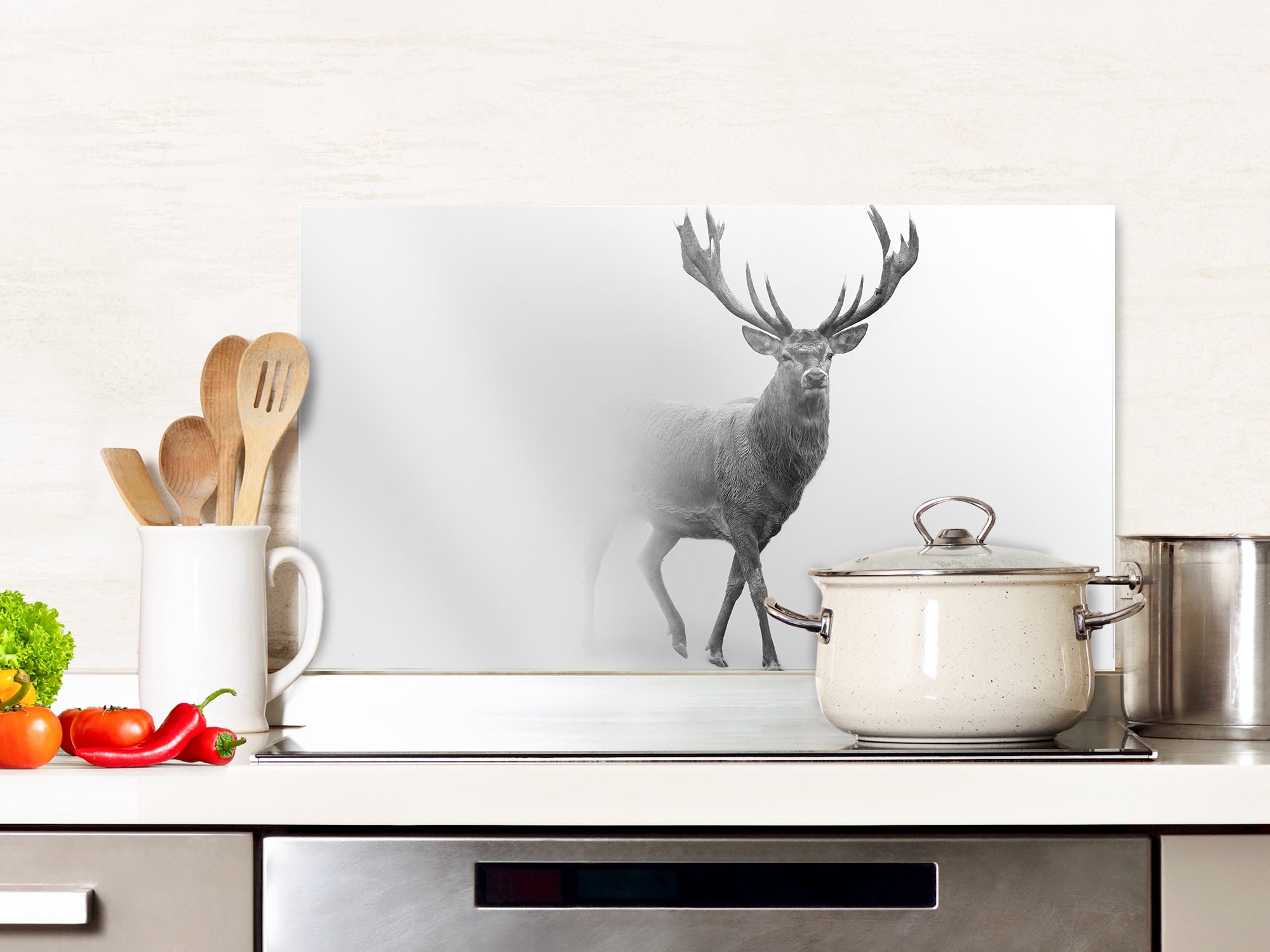 Schwarzer Hirsch auf Glasrückwand in moderner Küche.