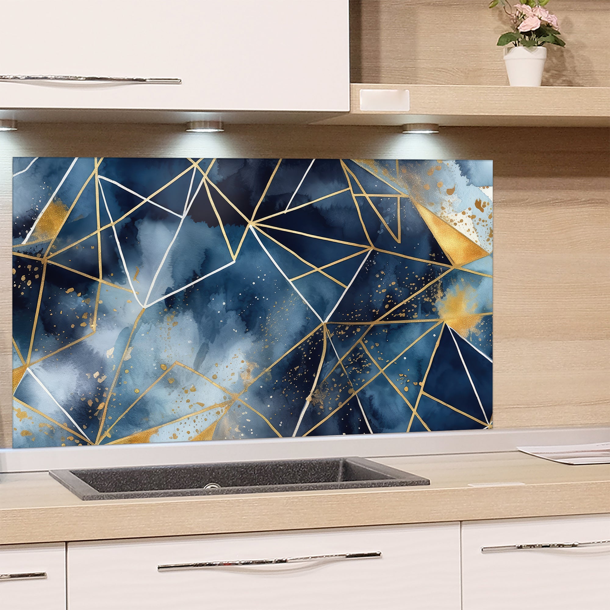 Blau-goldene Küchenrückwand mit geometrischem Muster.