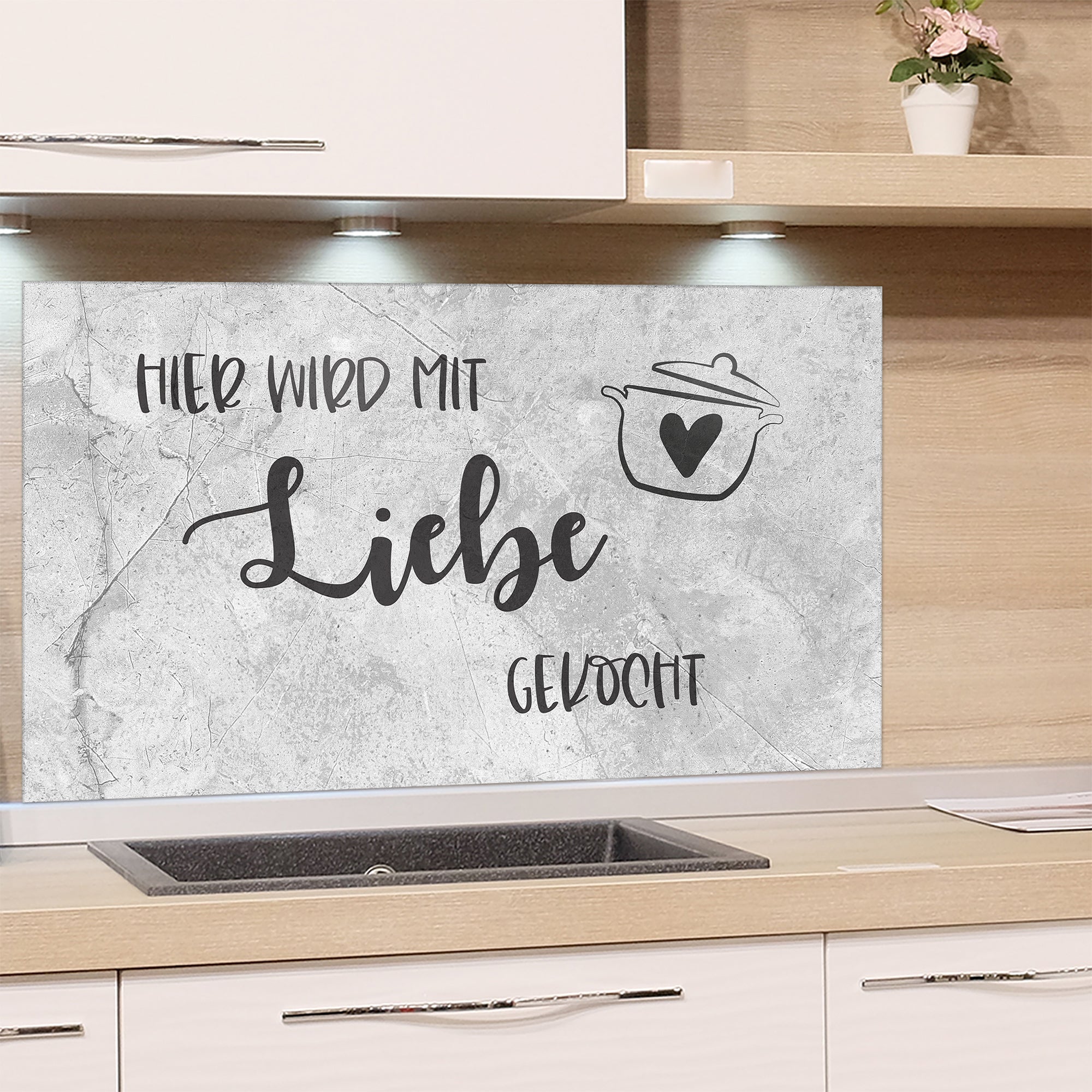 Küchenrückwand mit Schriftzug „Hier wird mit Liebe gekocht“ in Grau.