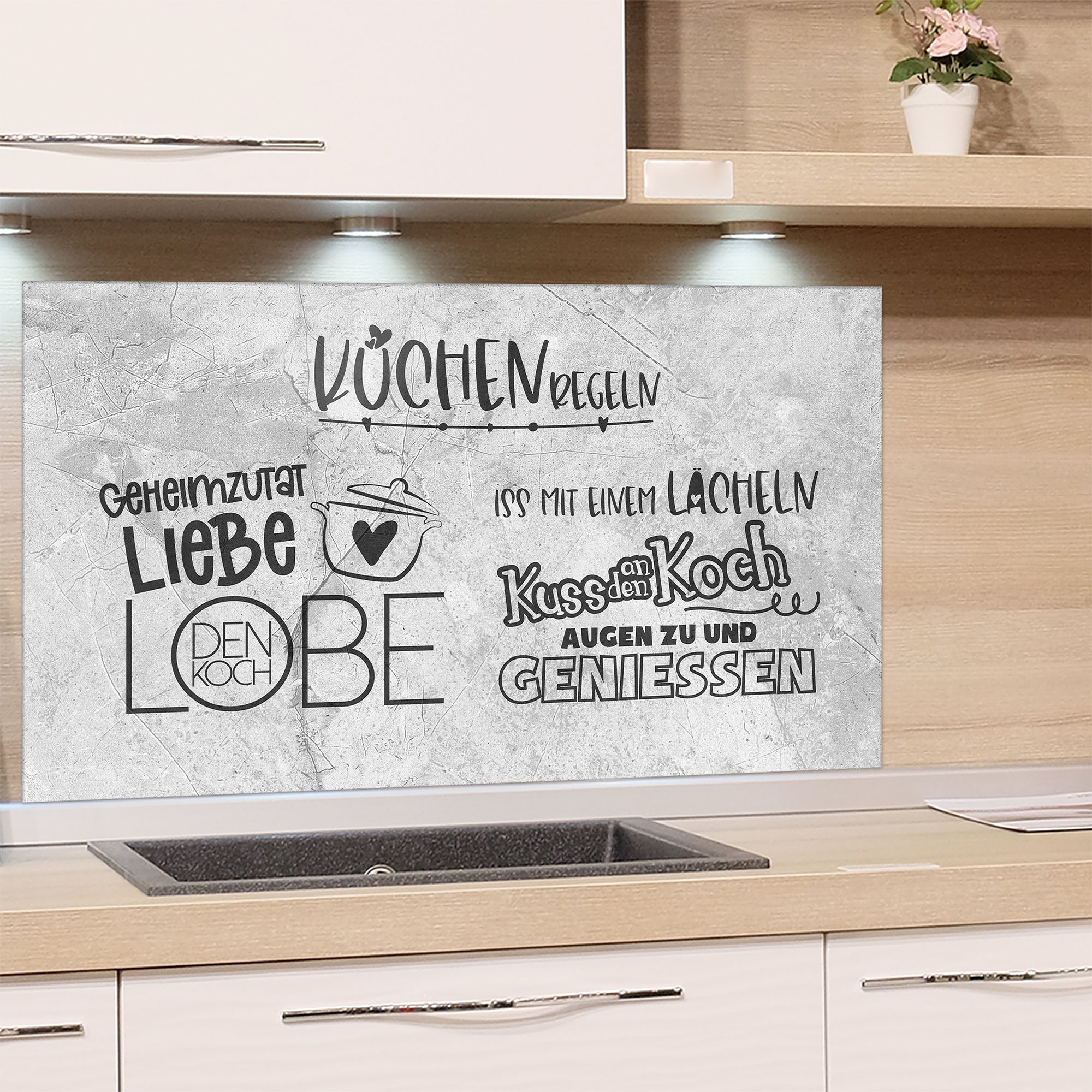 Küchenrückwand mit Sprüchen in Schwarz auf grauem Hintergrund.