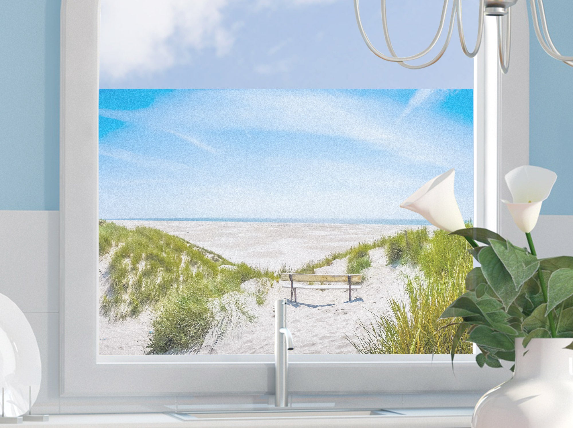Blick auf Strand mit Sanddünen und blauem Himmel.