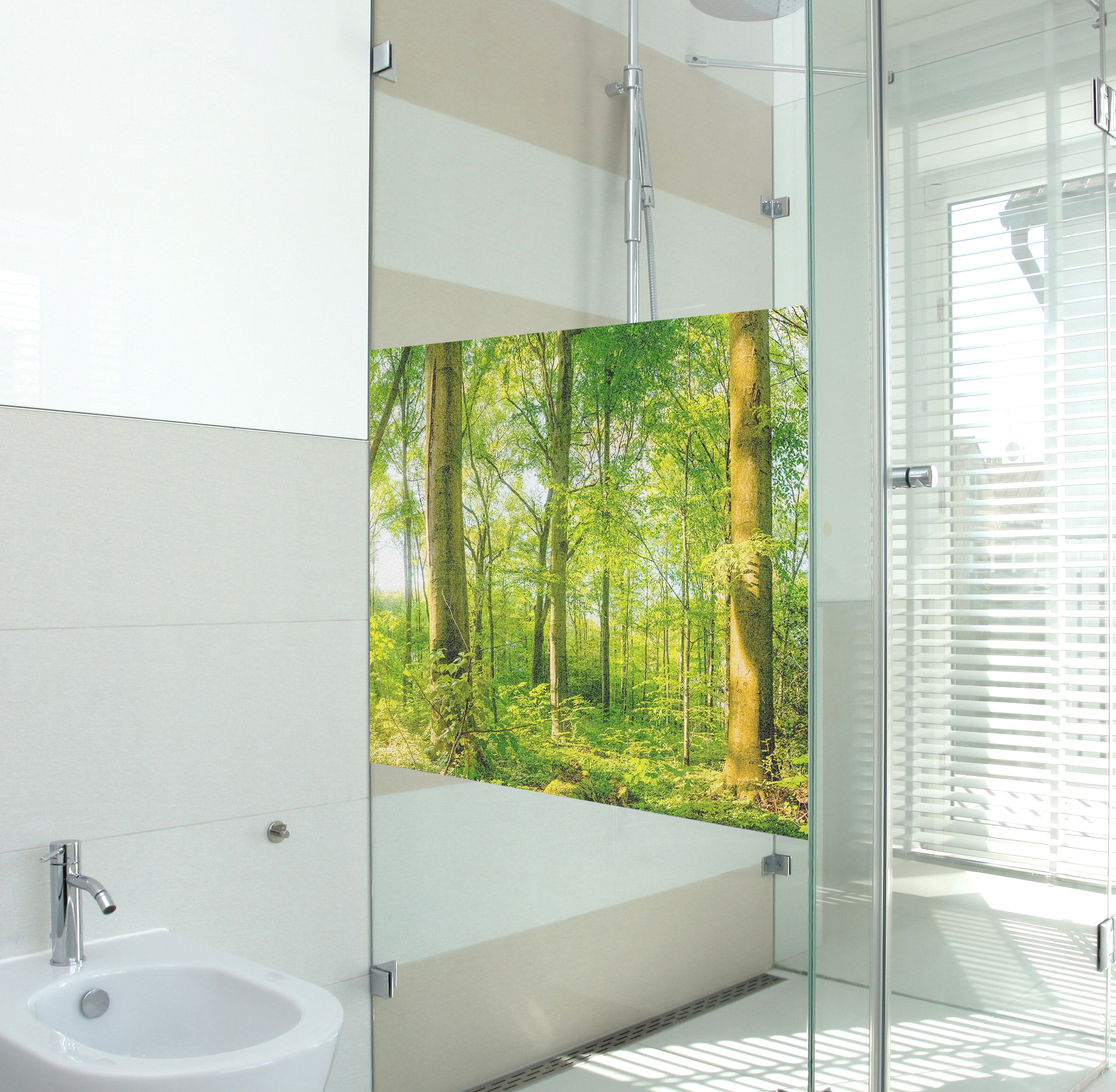 Duschwand mit grünem Waldmotiv und modernen Fliesen.