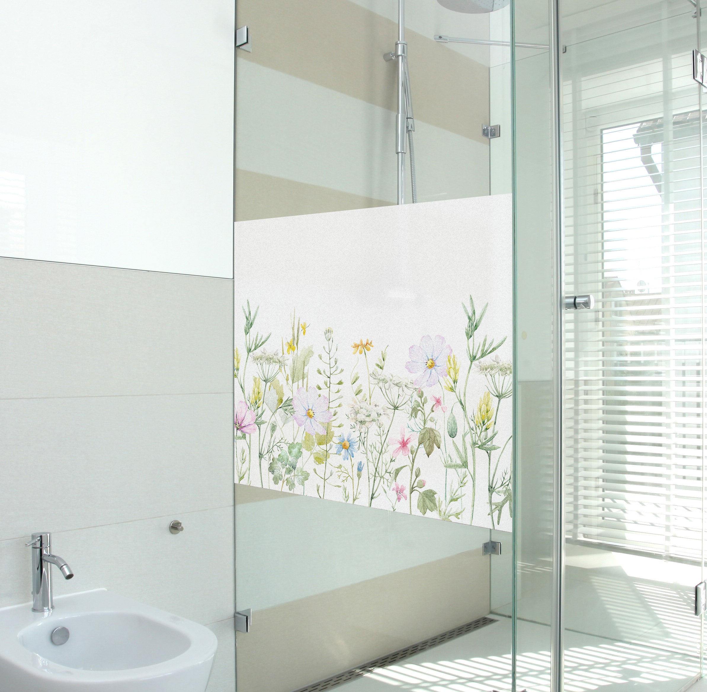 Blumenmotiv-Duschabtrennung in Pastellfarben.