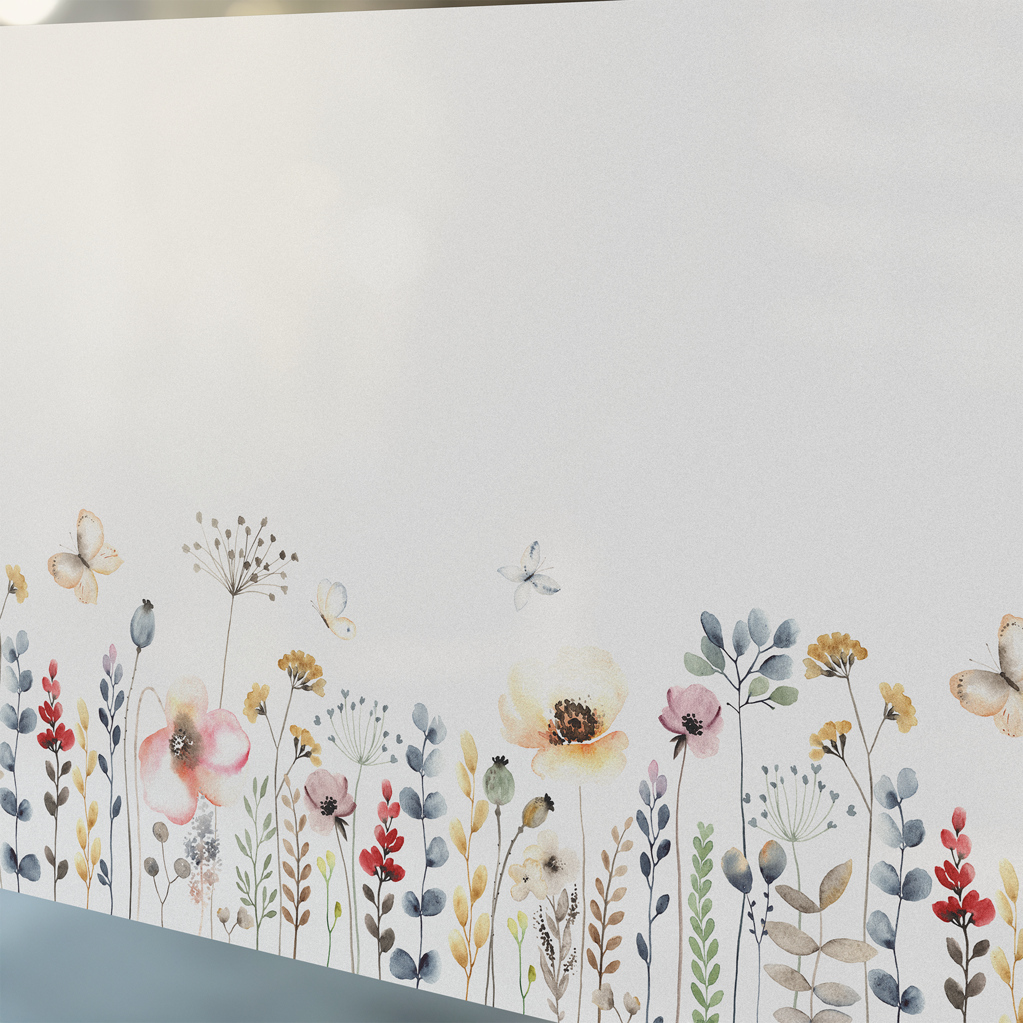 Bunte Blumenmuster mit Schmetterlingen auf weißem Hintergrund.