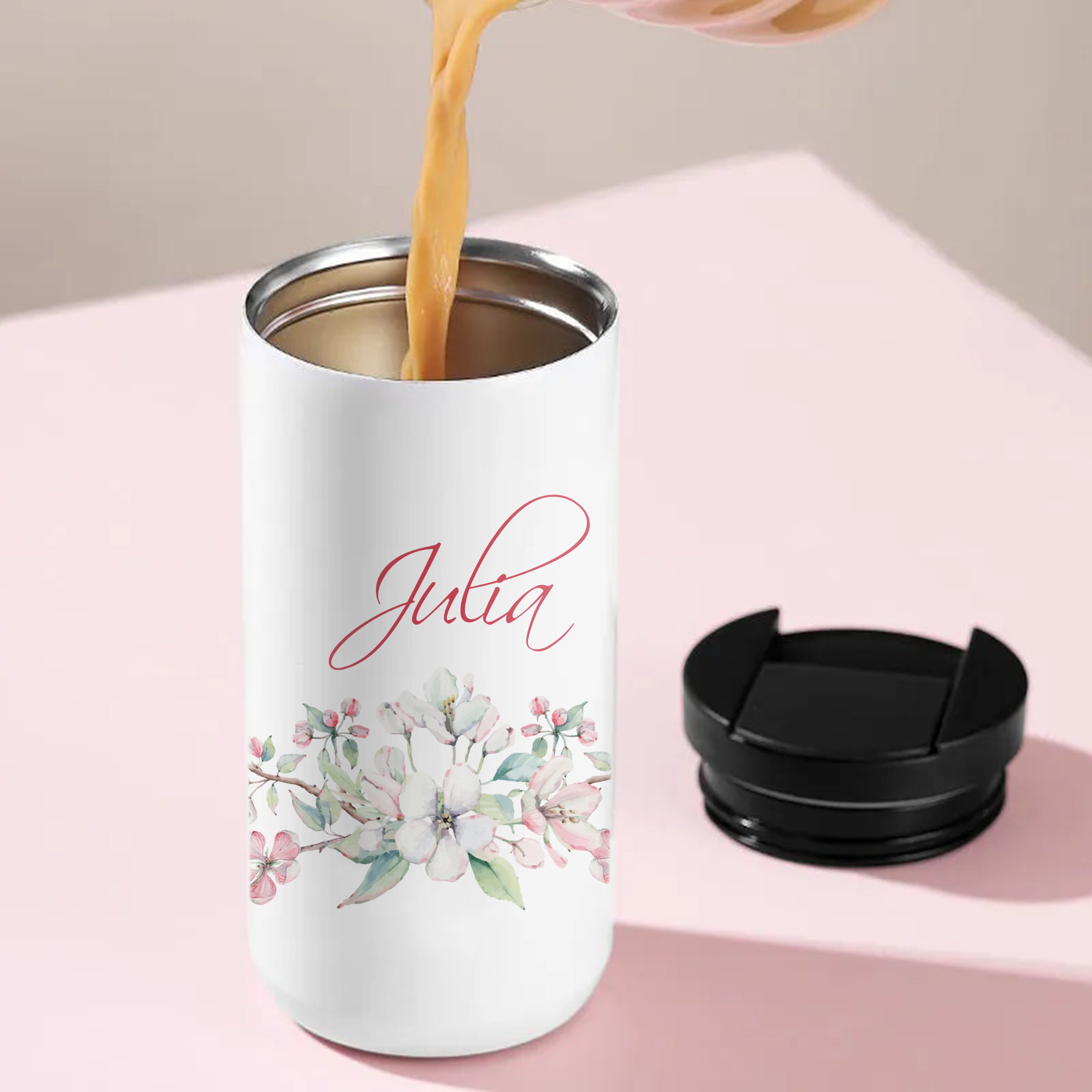 Kaffeebecher mit floralen Akzenten