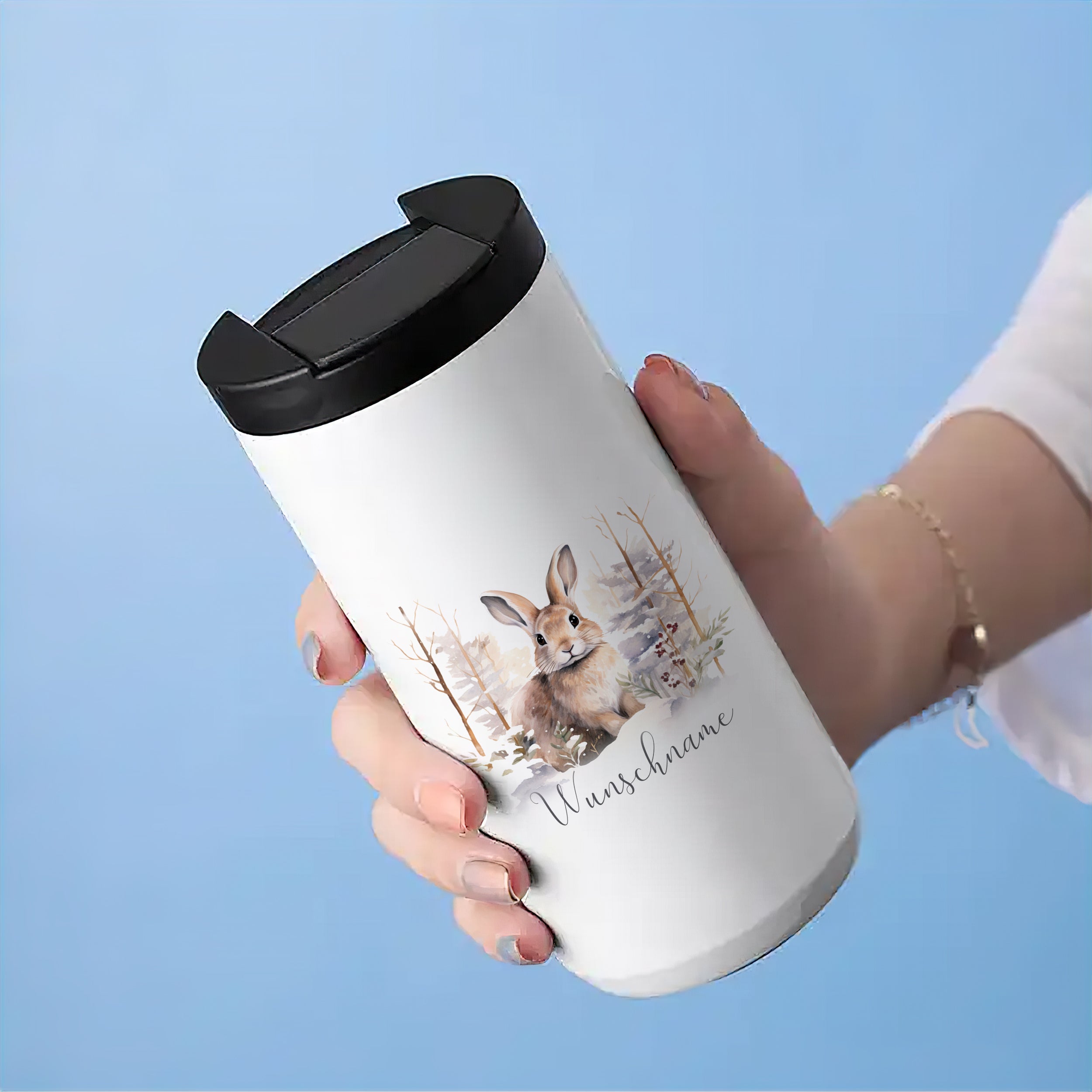 Kaffeebecher mit niedlichem Hasen