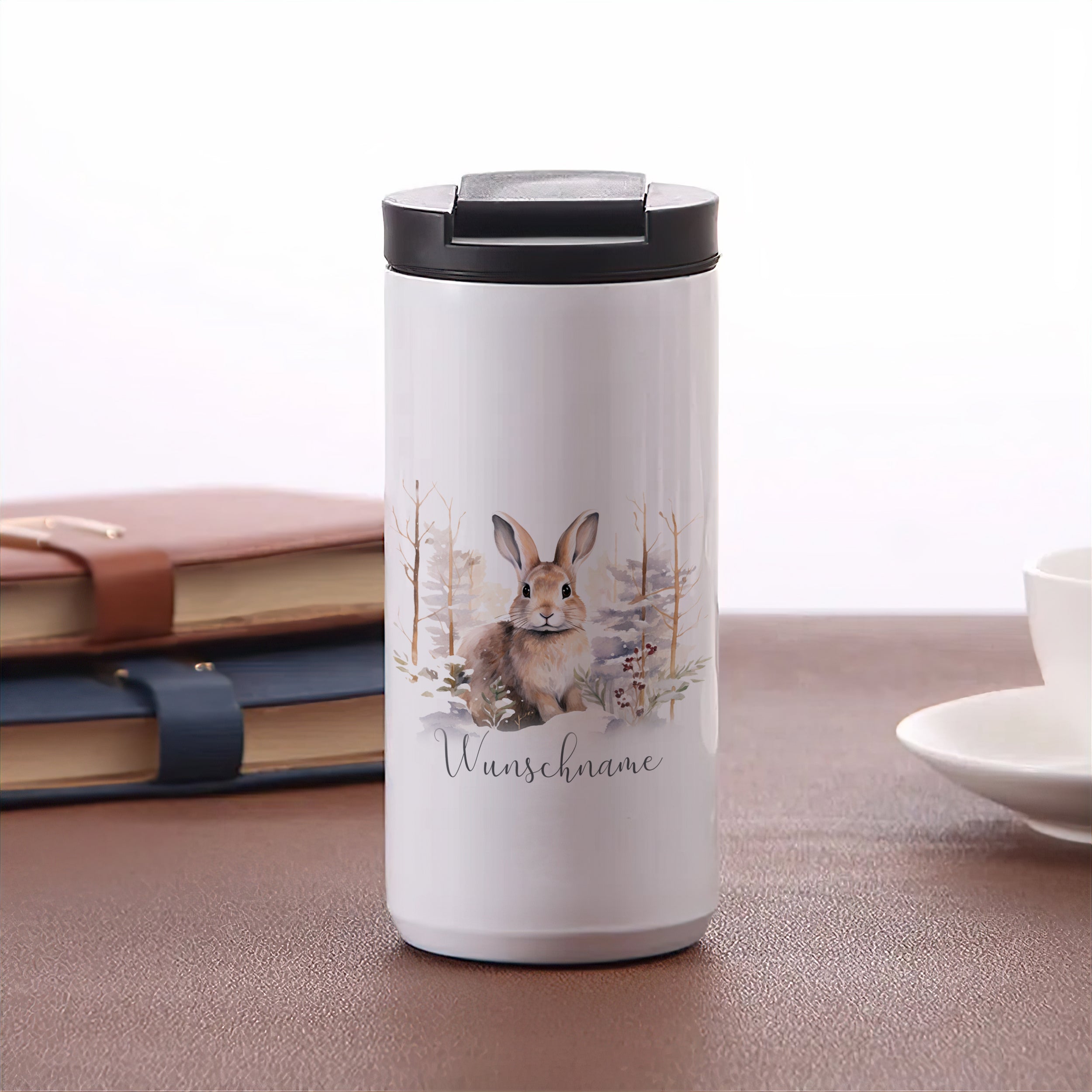 Kaffeebecher mit niedlichem Hasen