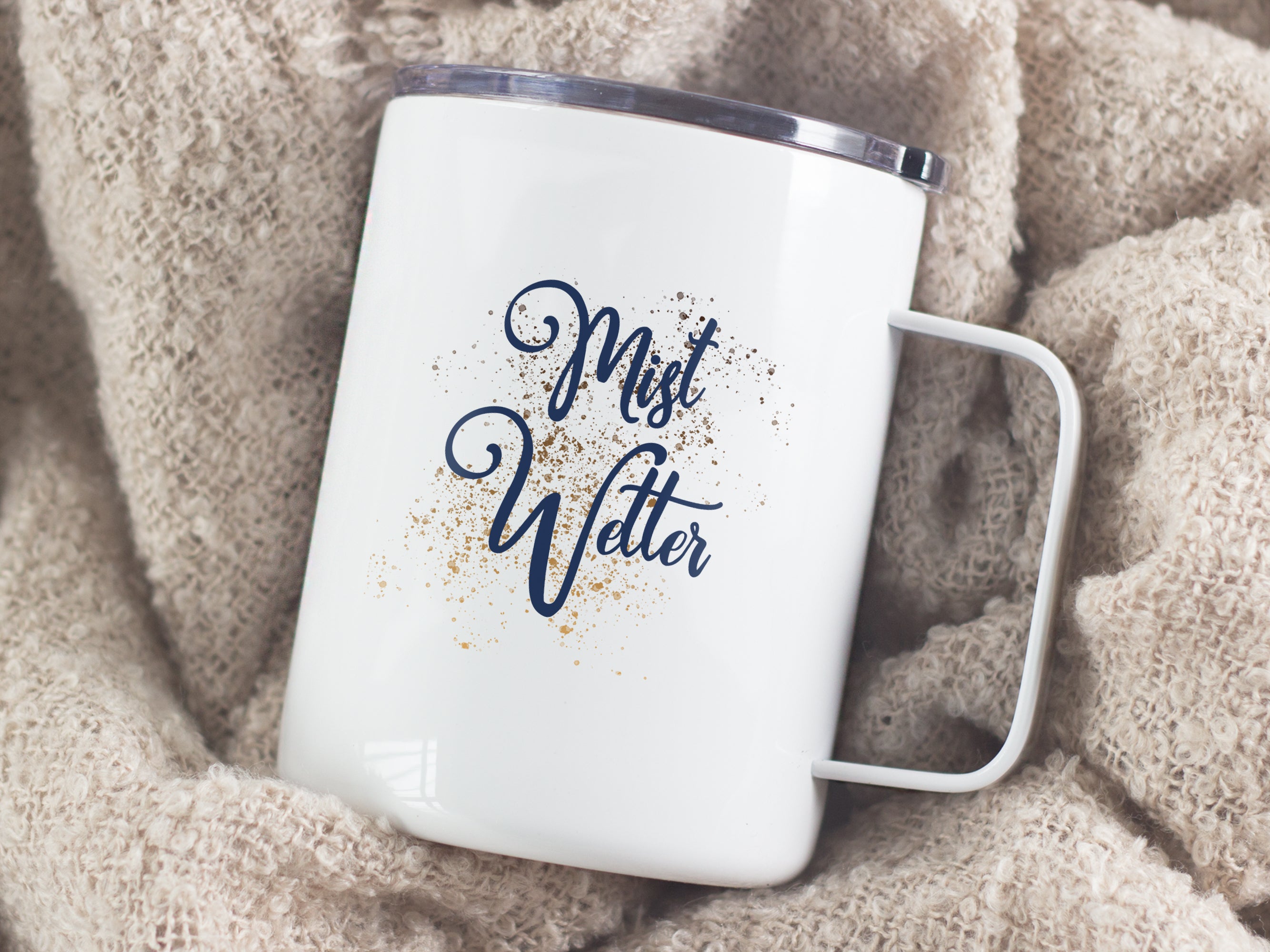 Weißer Becher mit blauer Schrift "Mist Wetter".