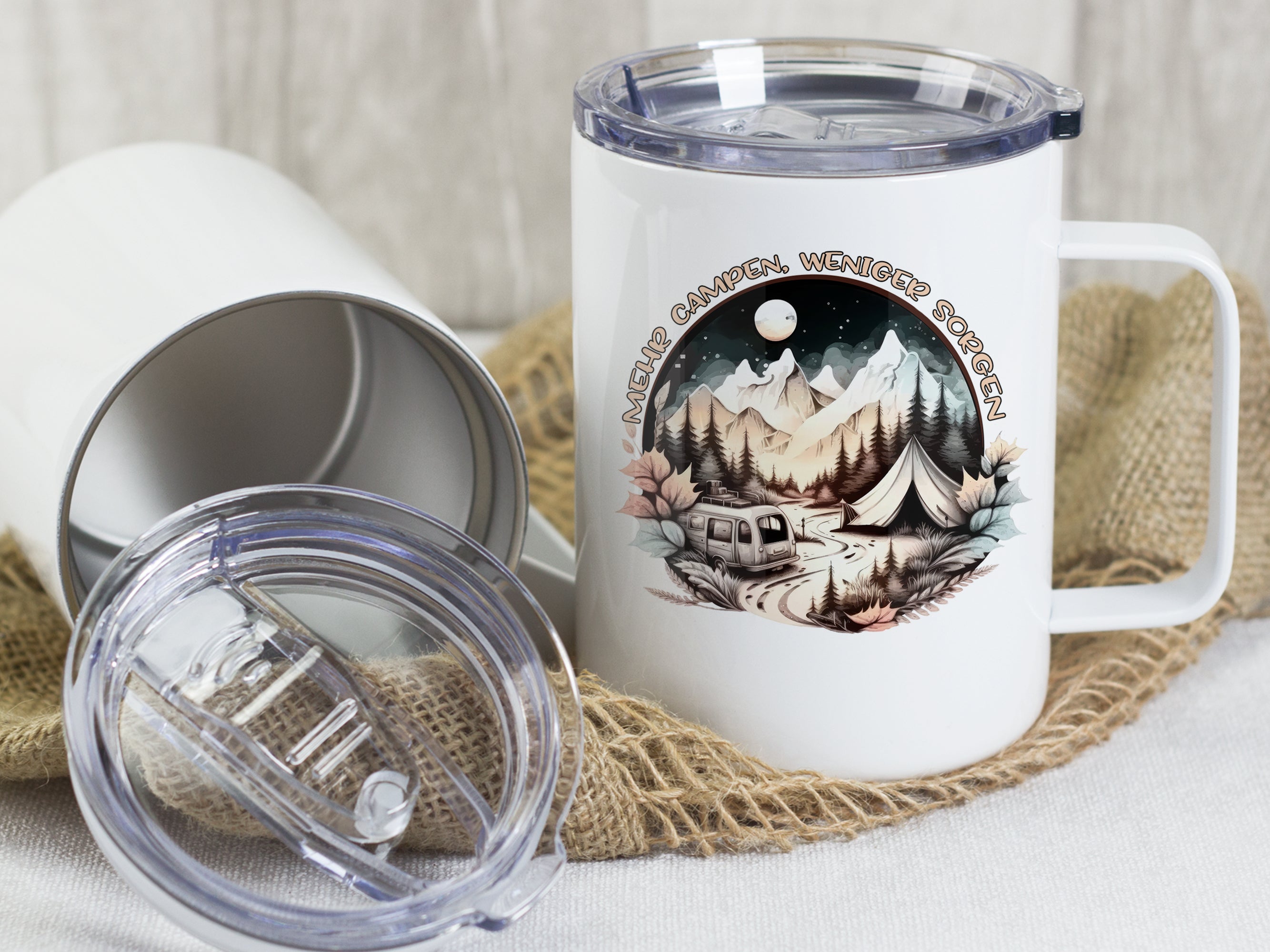 Weißer Becher mit Camping-Motiv und transparentem Deckel.