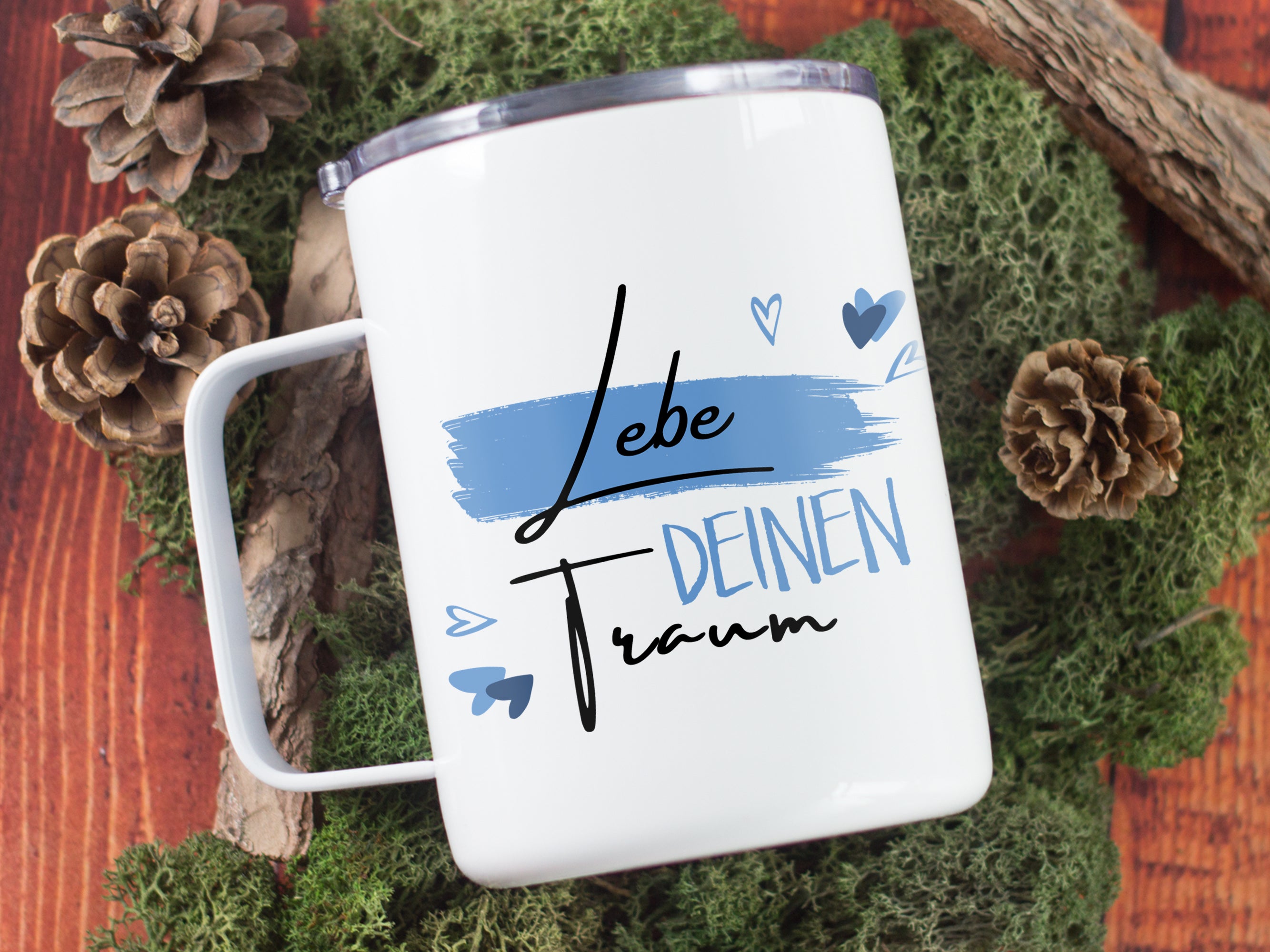 Weißer Becher mit blauem Schriftzug "Lebe deinen Traum".