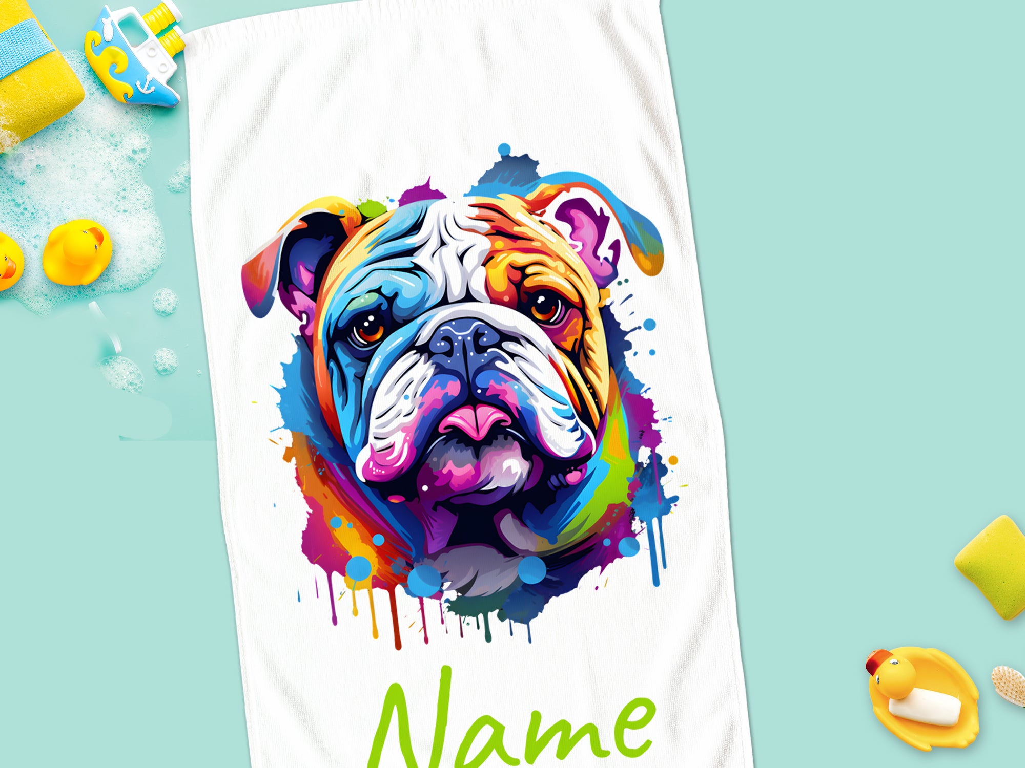 Buntes Handtuch mit Bulldoggen-Motiv und personalisiertem Namen.