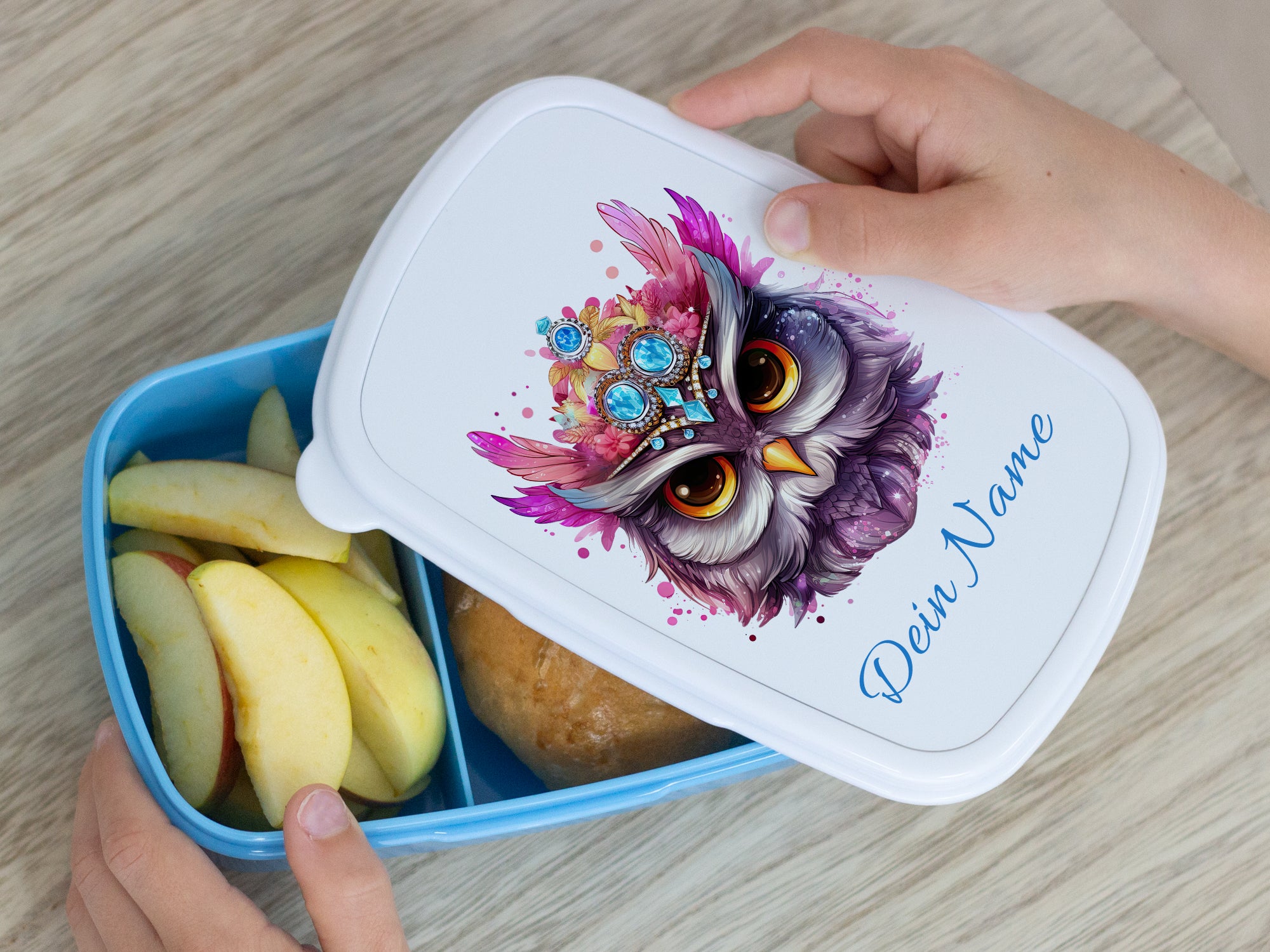 Bunte Brotdose mit Eule und personalisiertem Namen.