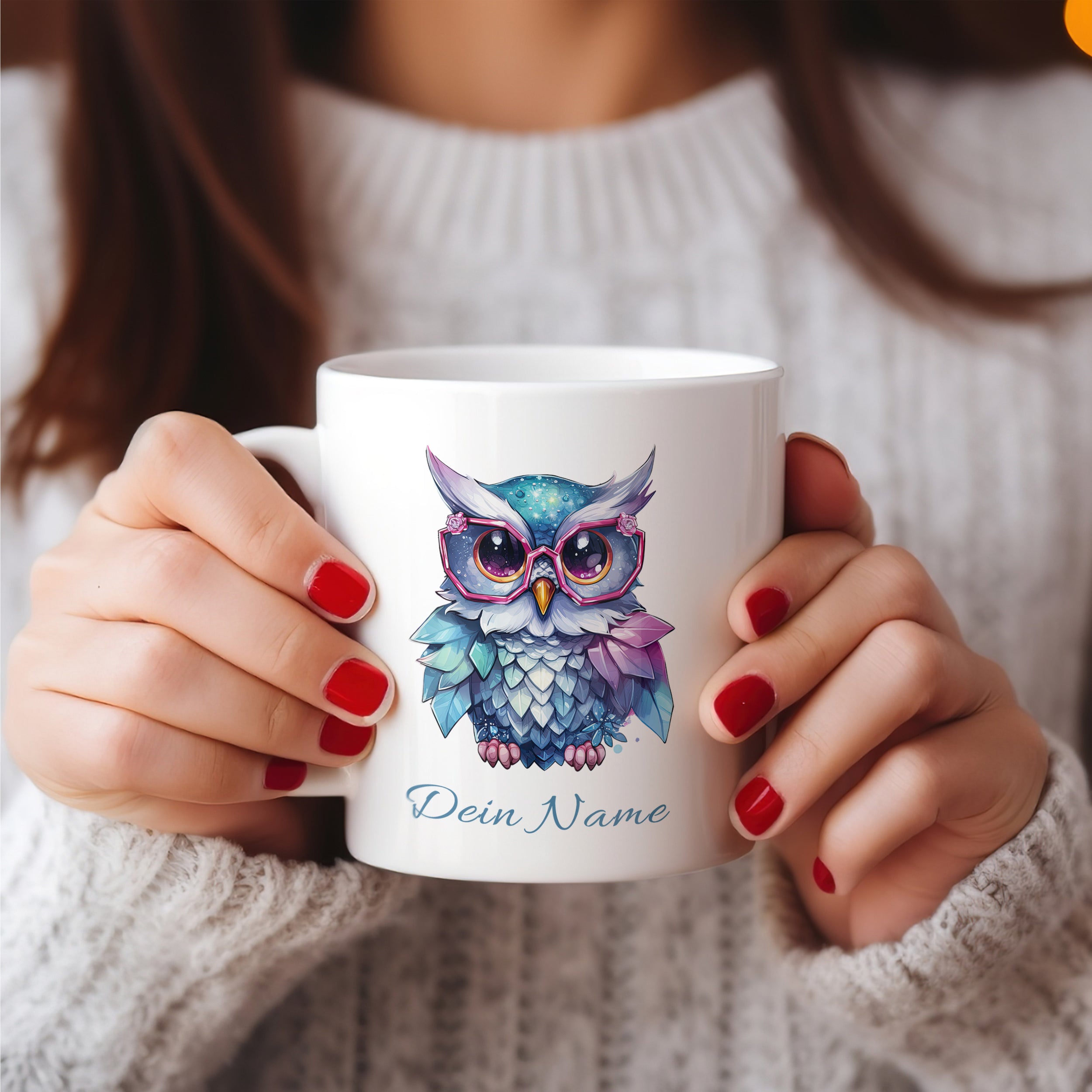 Kaffeetasse mit buntem Eulenmotiv und personalisiertem Namen.