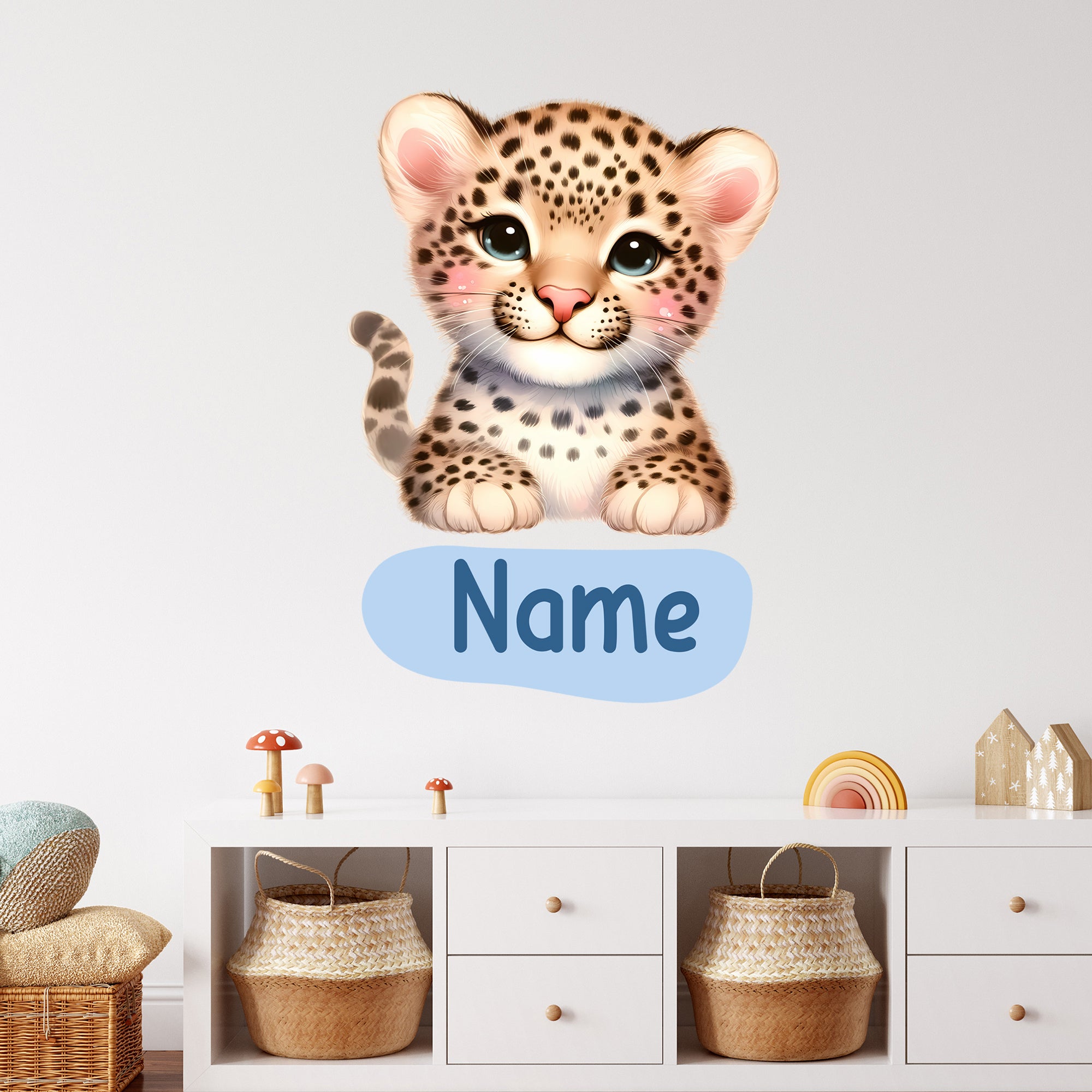 Süßer Leoparden-Kinderwandaufkleber mit blauem Namensfeld.
