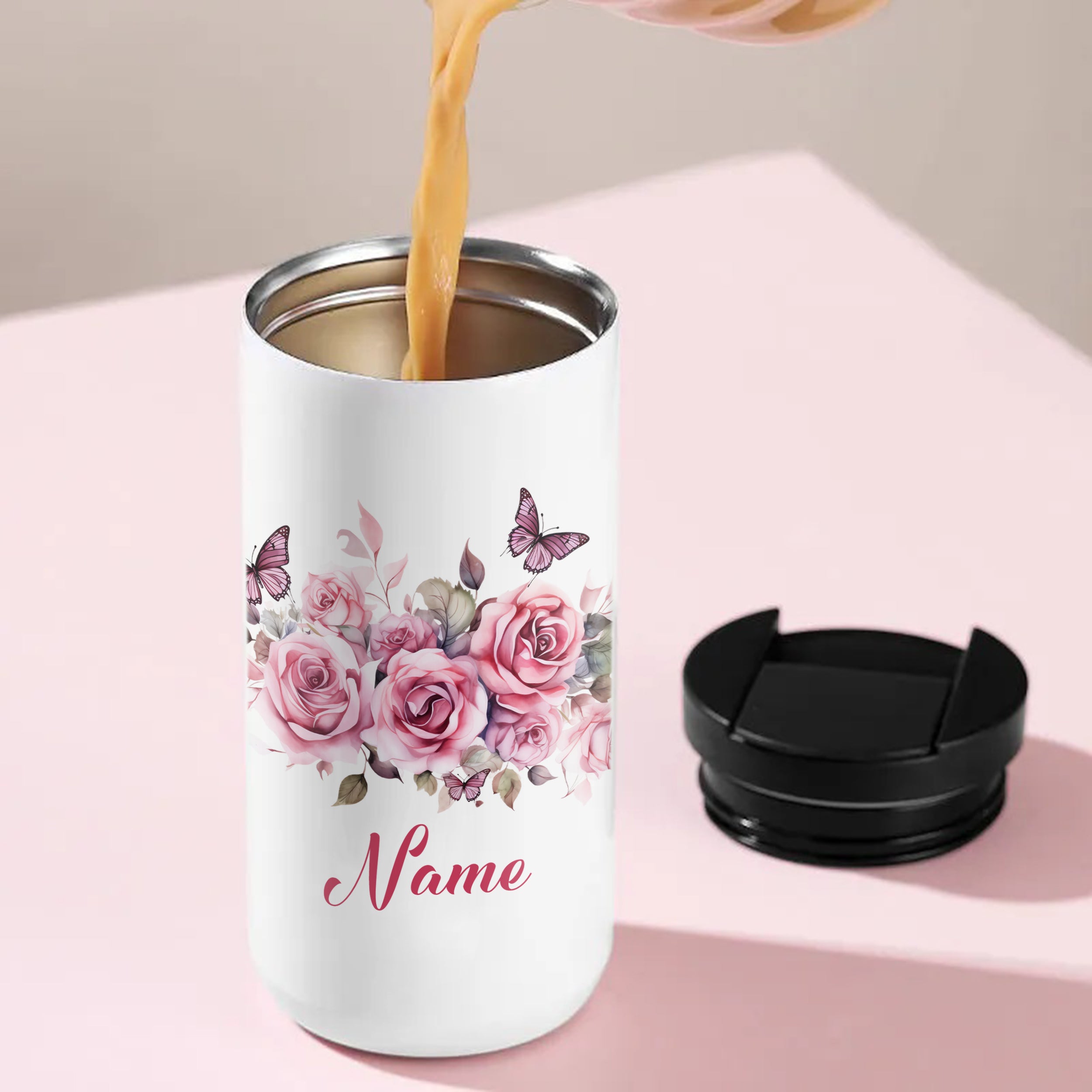 Weißer Kaffeebecher mit rosa Rosen und Schmetterlingen.