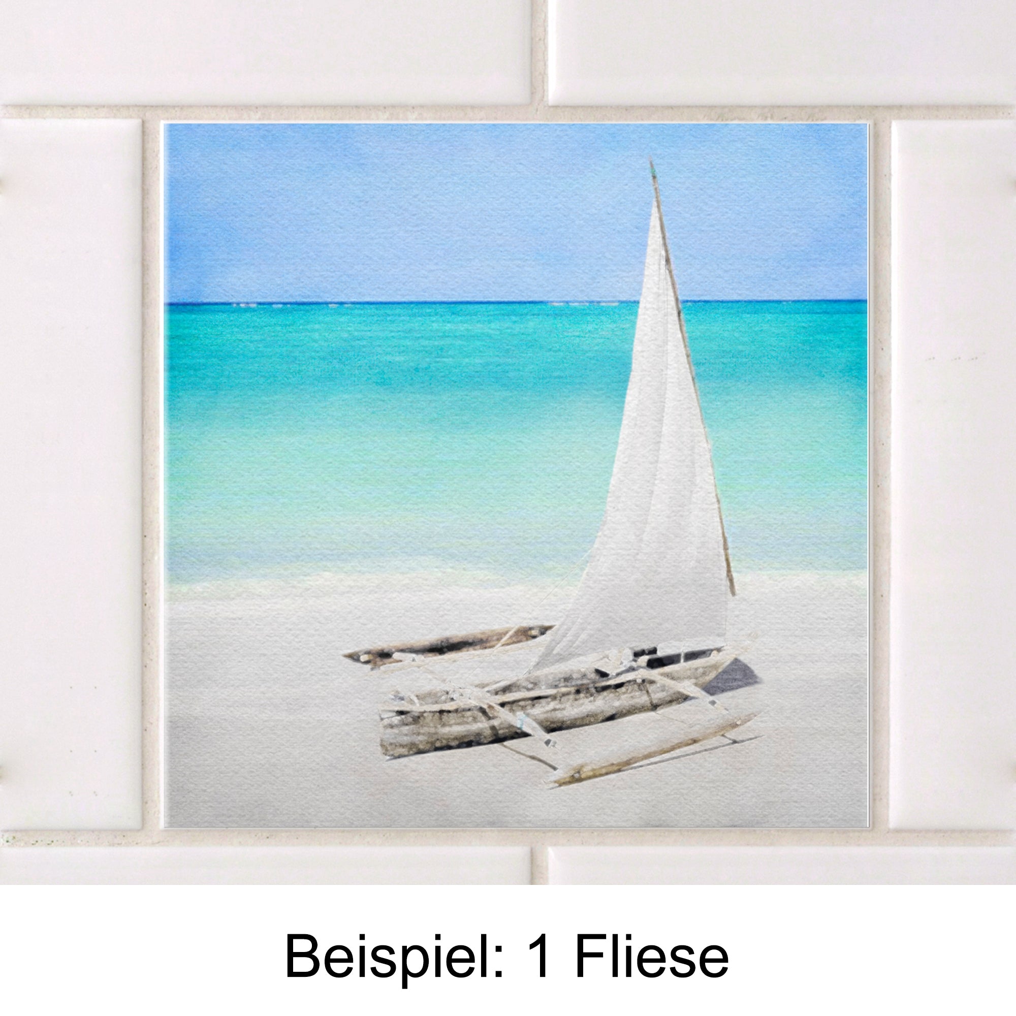 Weißes Segelboot auf türkisfarbenem Wasser, Strandhintergrund.