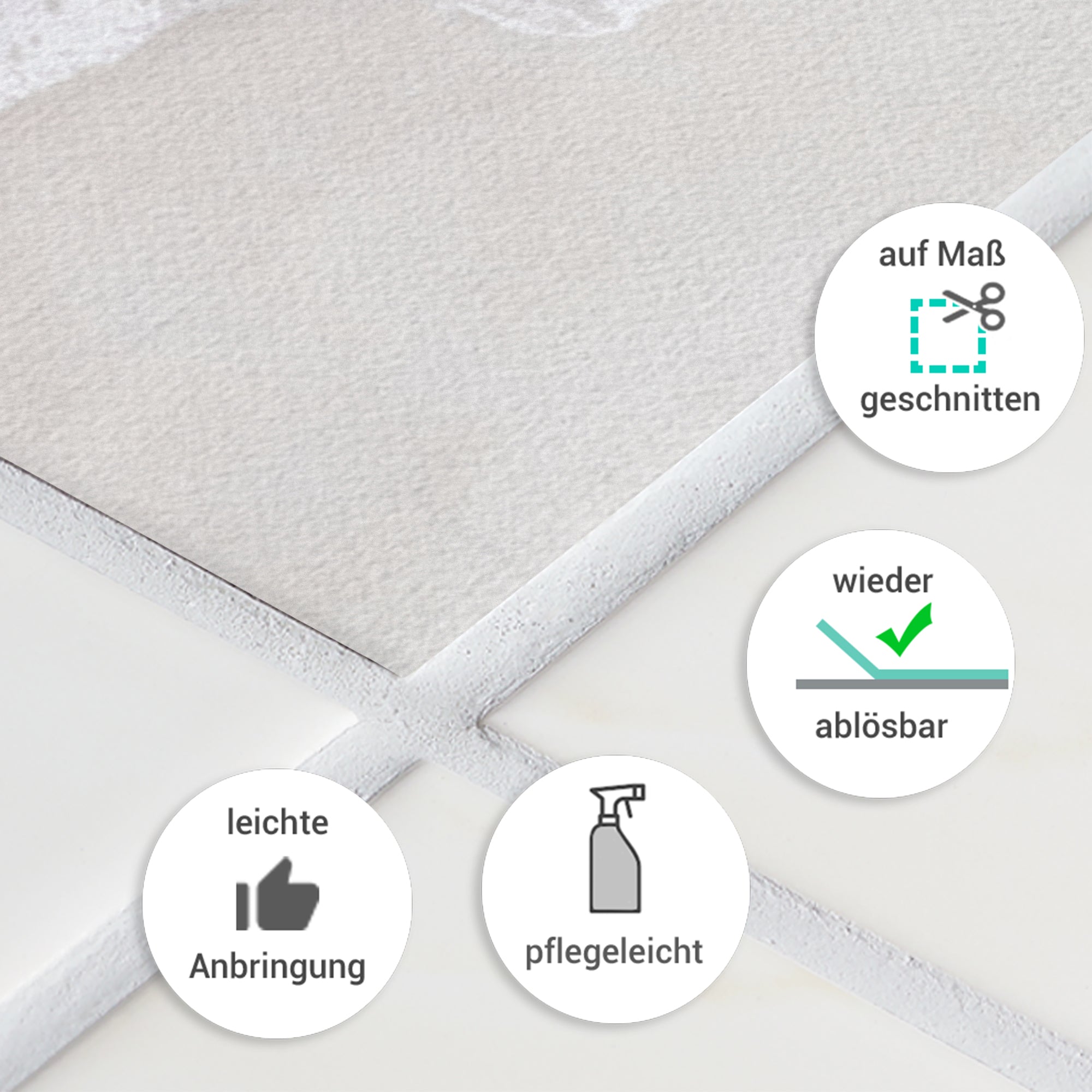 Pflegeleichte, wiederablösbare Fliesen in hellen Farben.