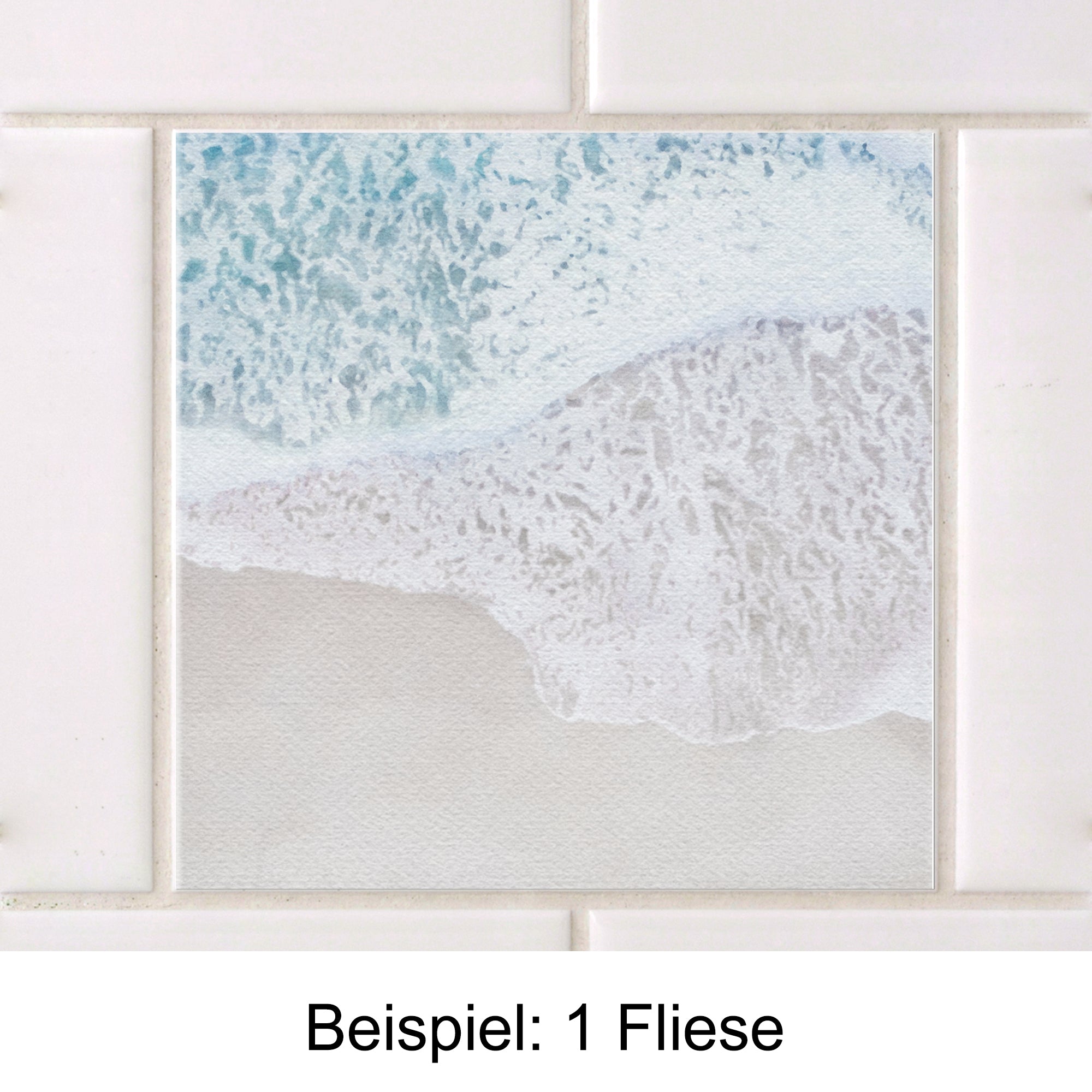 Fliese mit Wasser- und Sandmotiv in Blau- und Beigetönen.