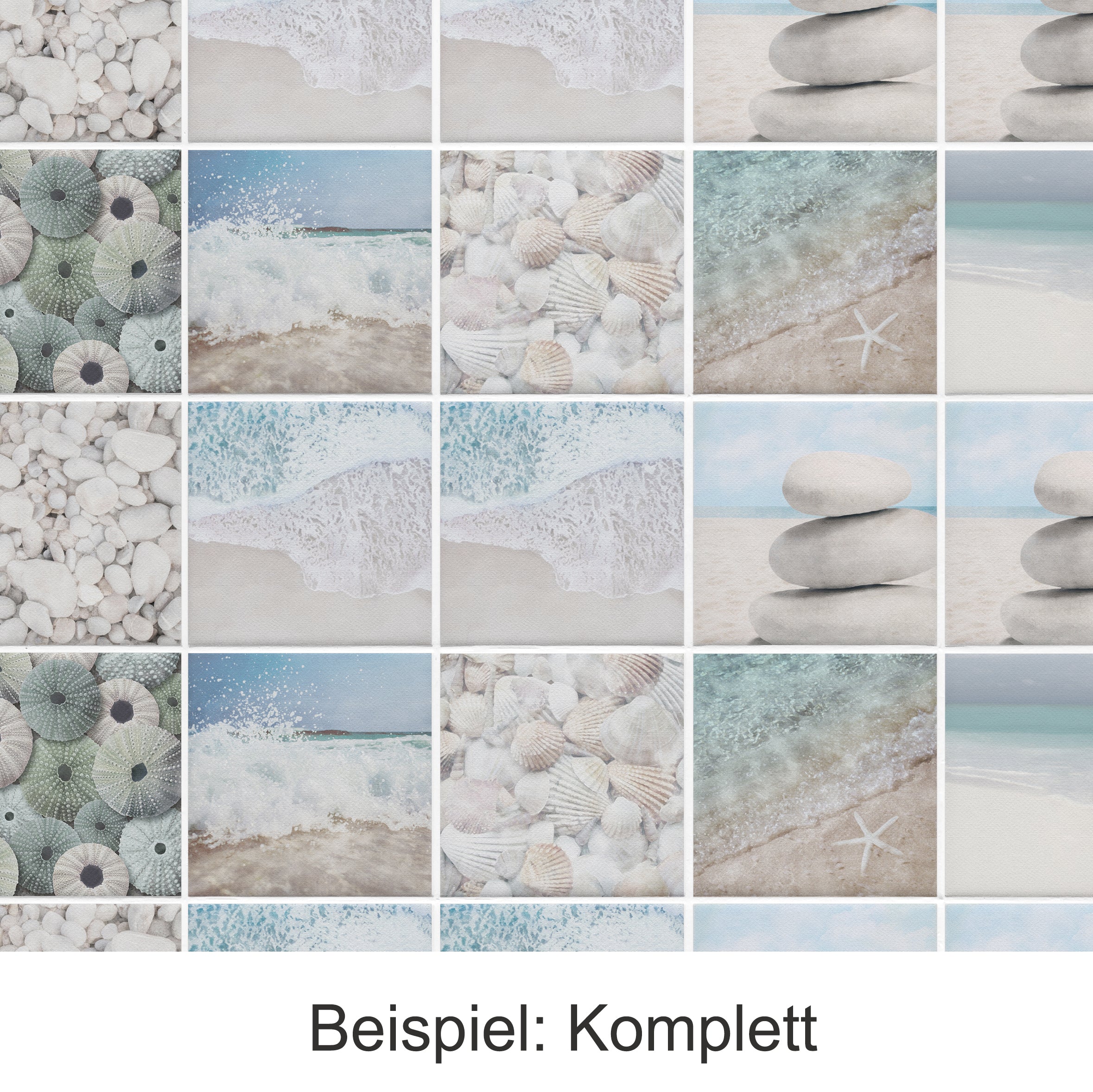 Kollage aus Sand, Muscheln und Steinen in sanften Farben.