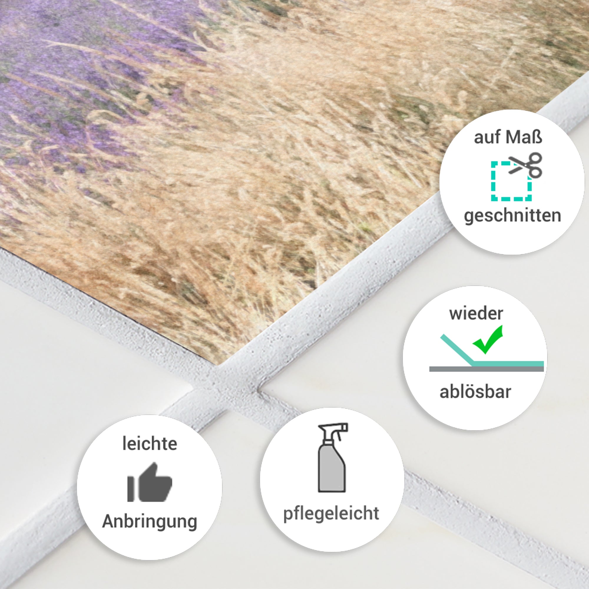 Wiederablösbare, pflegeleichte Wandtapete in sanften Erdtönen.