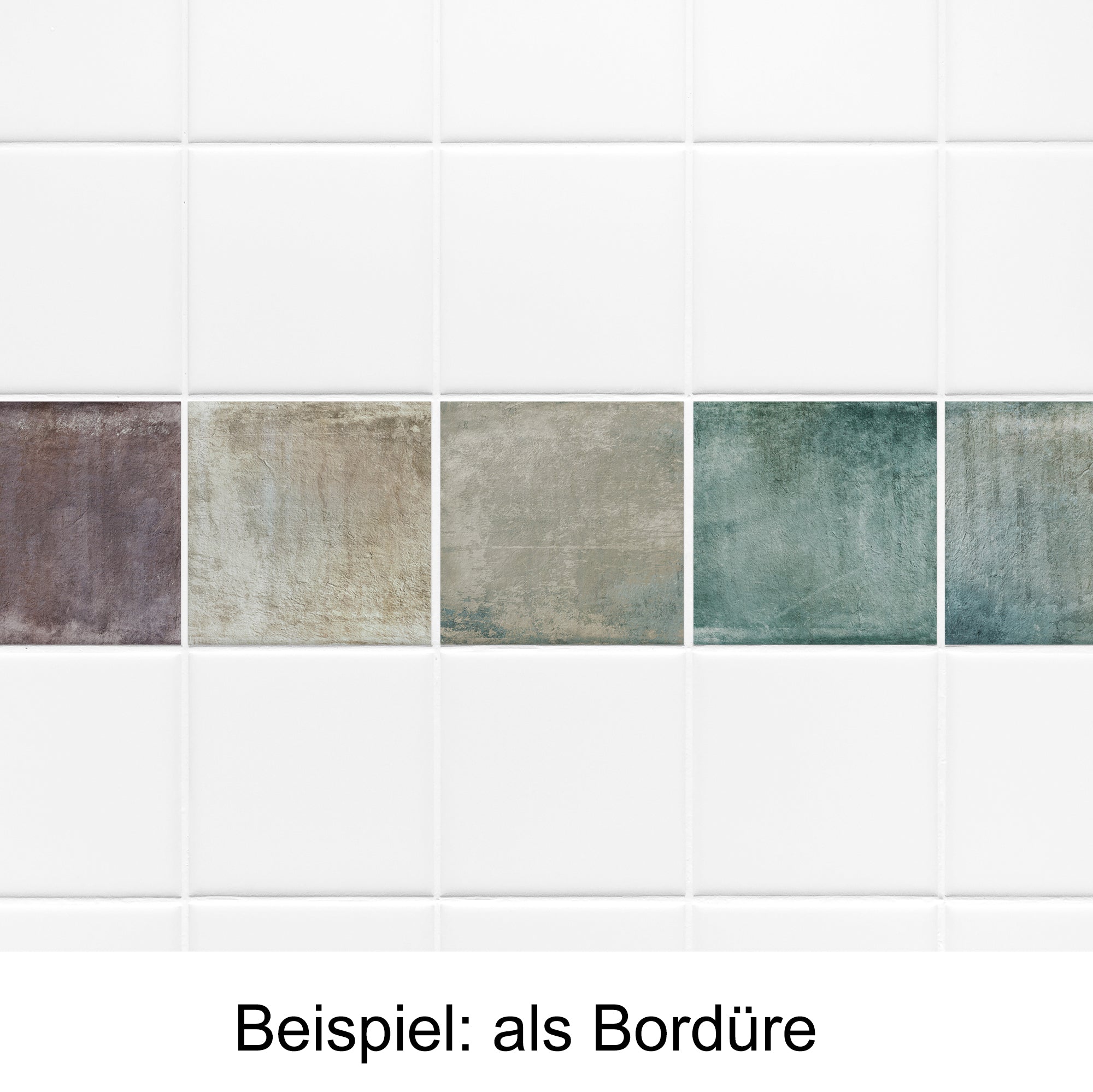 Bunte Fliesenbordüre in Grau- und Grüntönen.