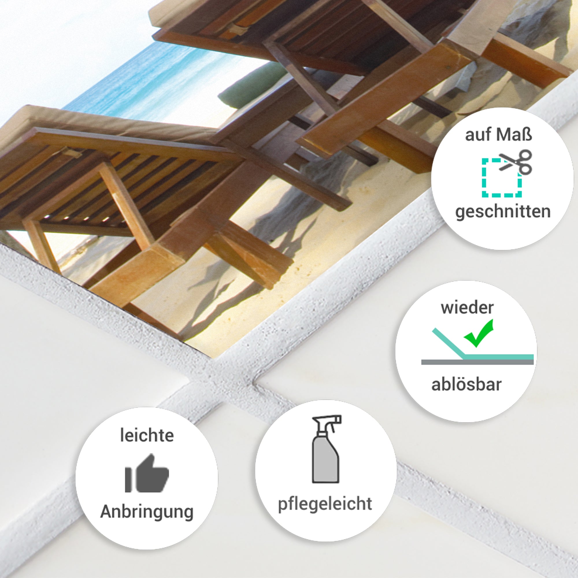 Holzliegestühle am Strand, pflegeleicht und wieder ablösbar.