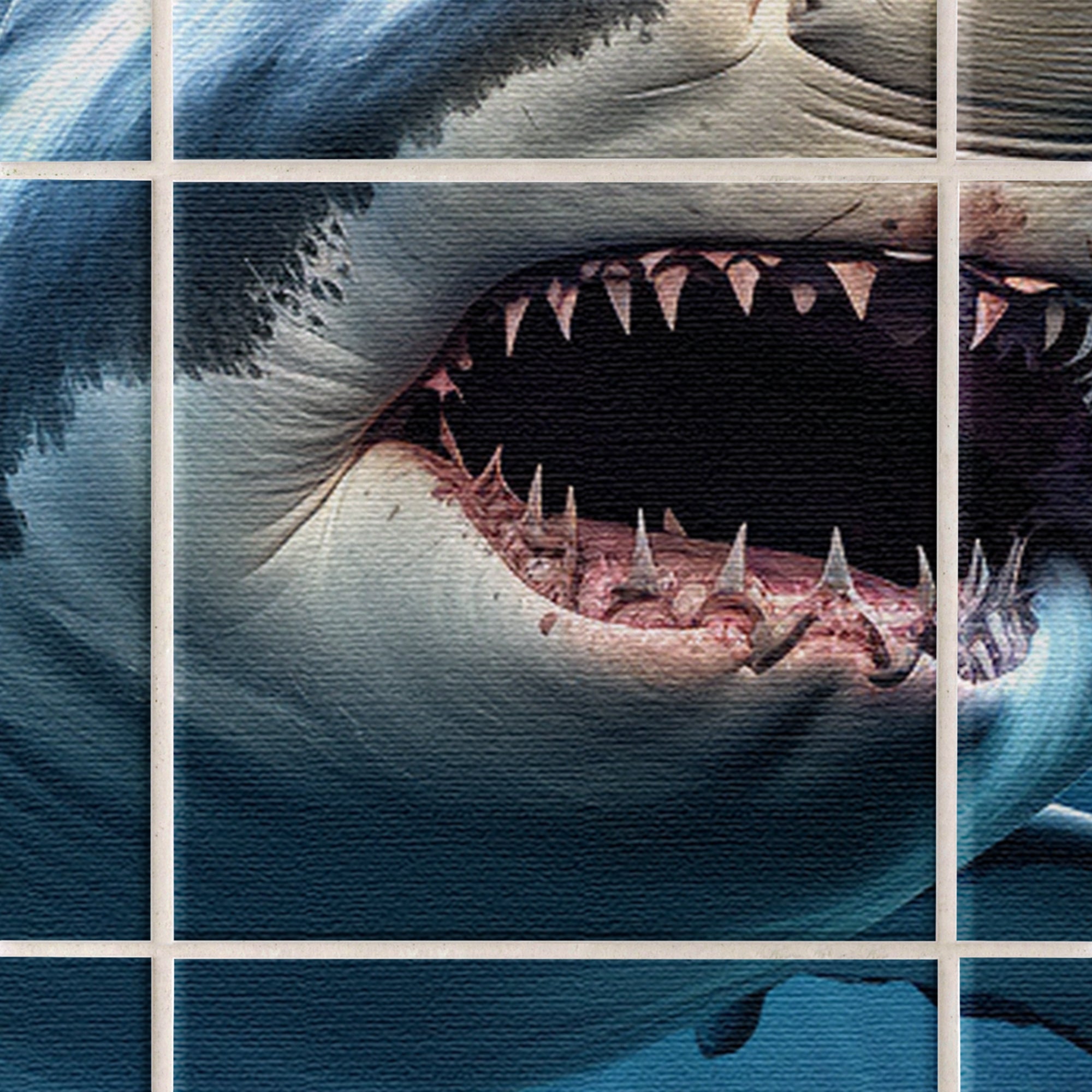 Großer weißer Hai mit blutigen Zähnen und aggressivem Ausdruck.