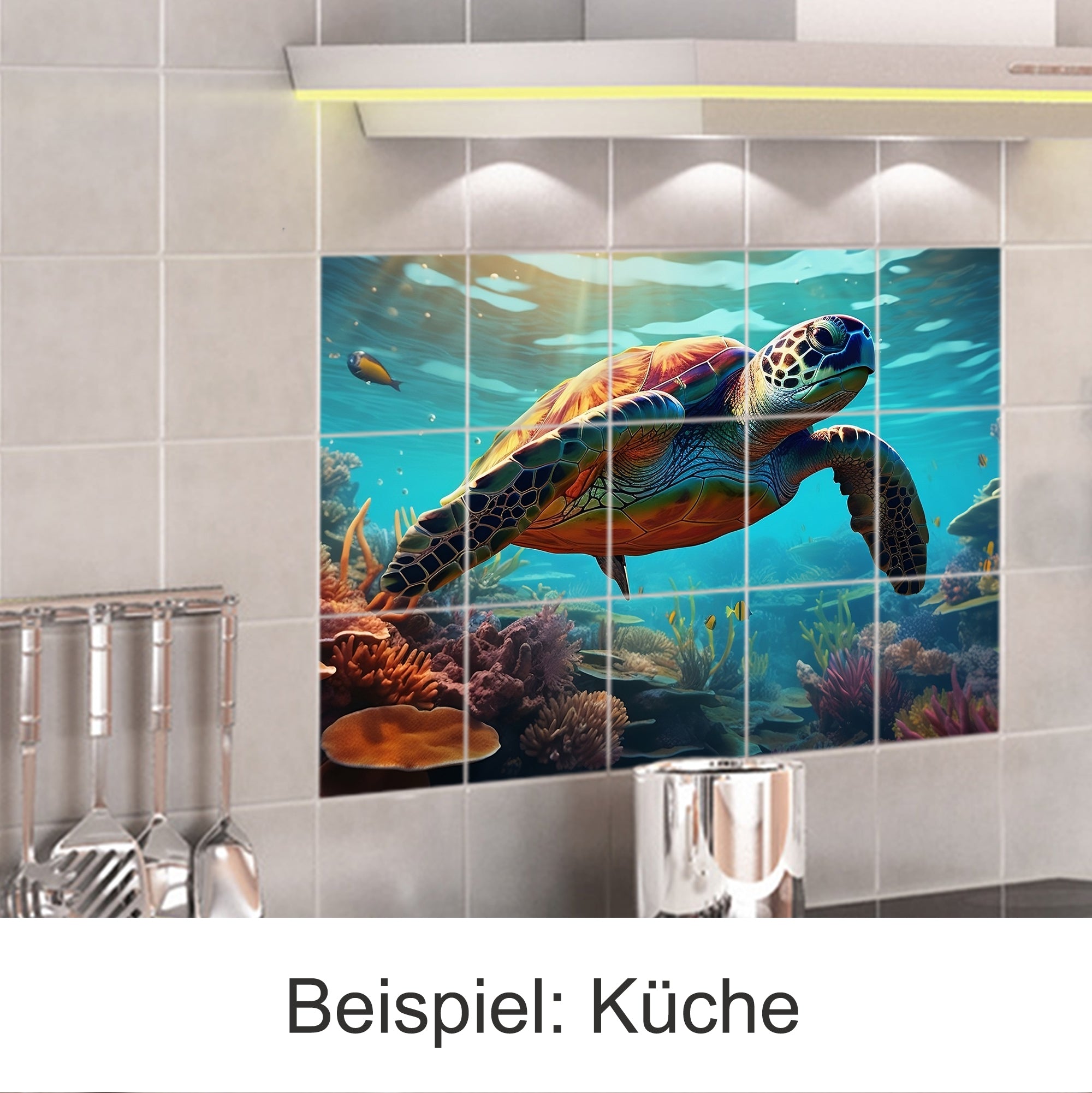 Bunte Meeresschildkröte im Wasser mit Korallen.