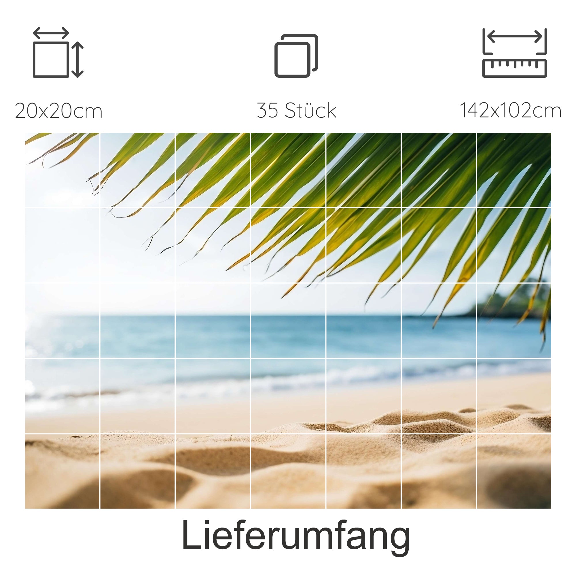 Sandstrand mit Palmenblättern und blauem Wasser.