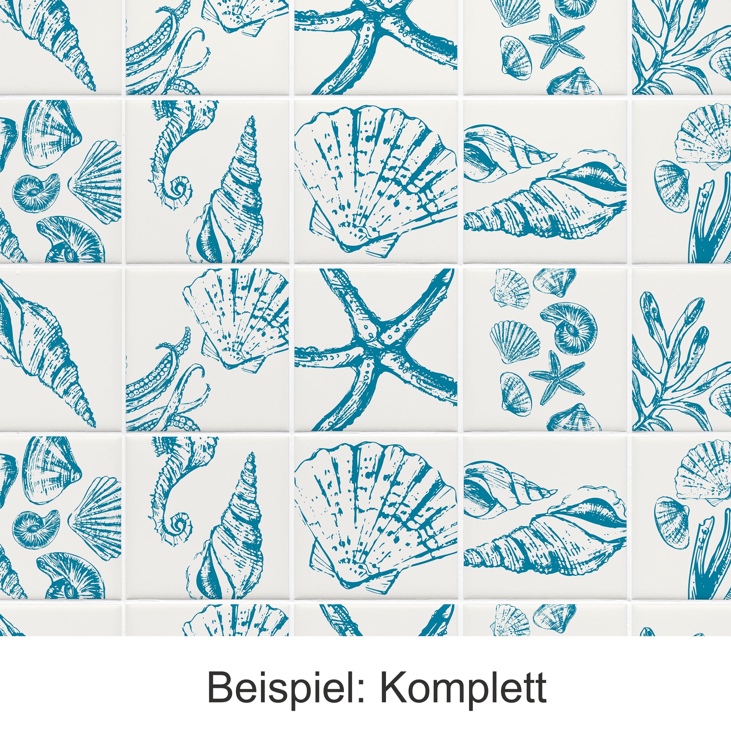 Türkisfarbene Fliesen mit Muschel- und Seesternmotiven.