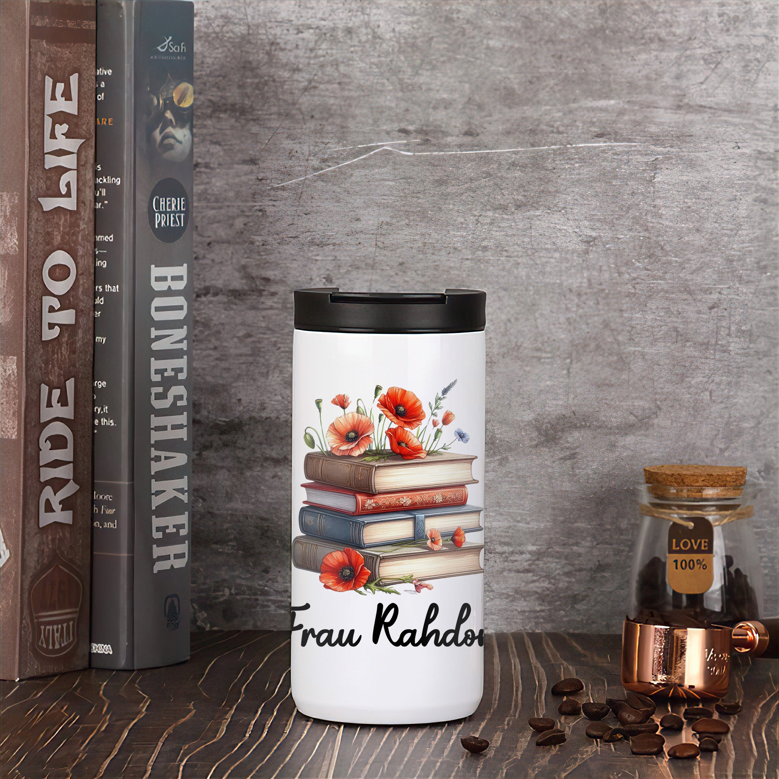 Kaffeebecher mit Blumen und Büchern