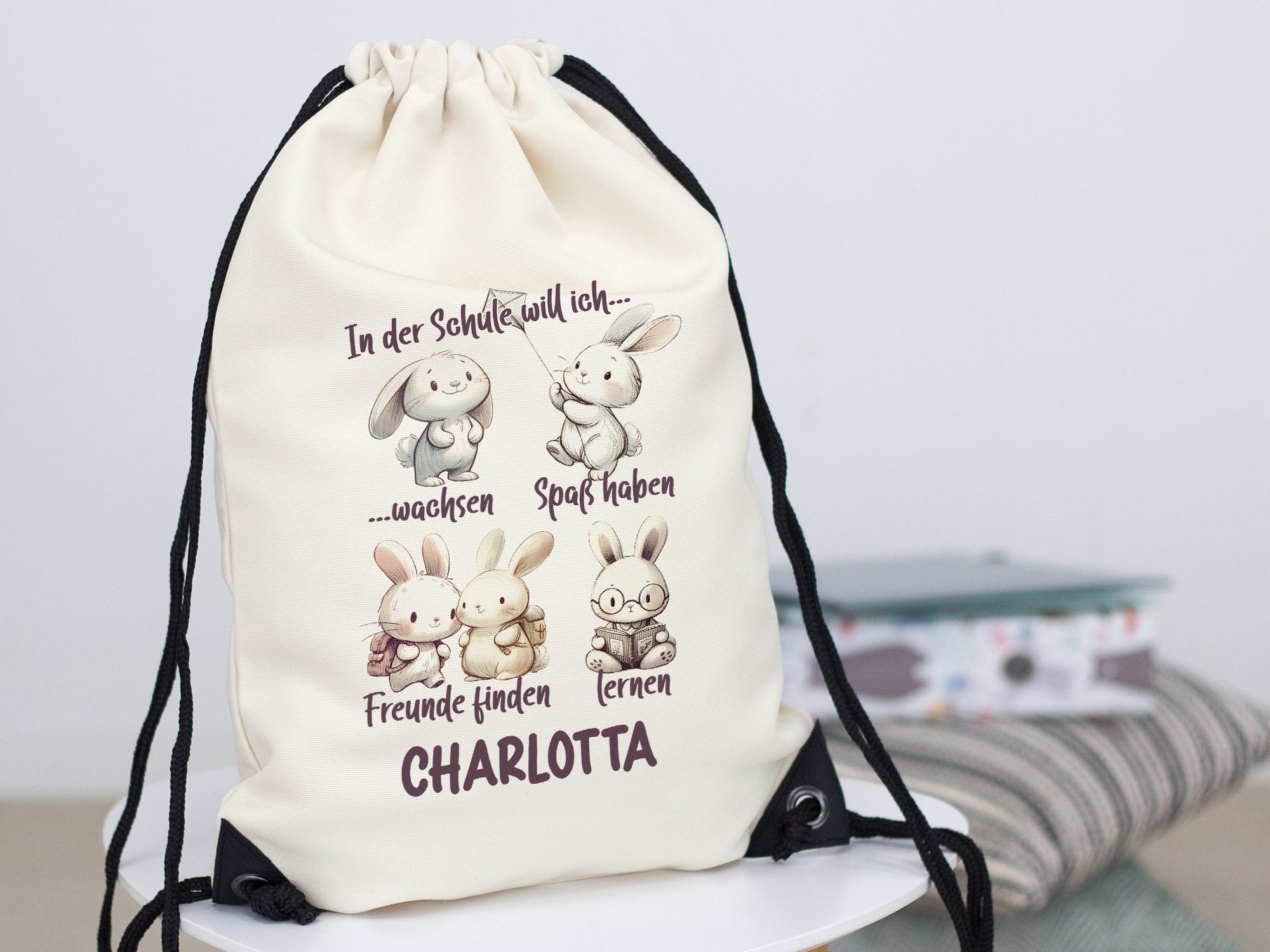 Beige Turnbeutel mit Hasenmotiven und personalisiertem Namen.