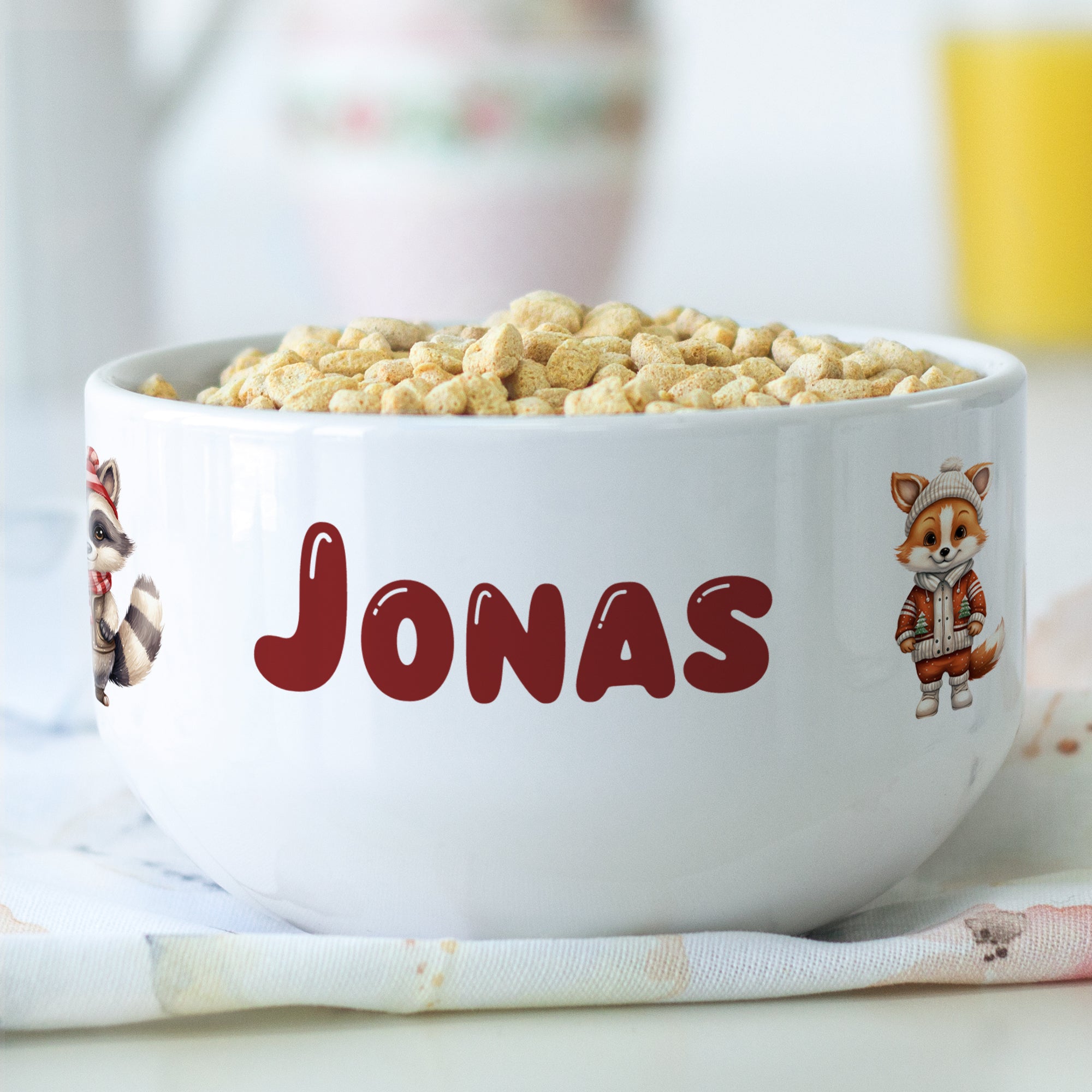 Weiße Schüssel mit Namen "JONAS" und Tiermotiven.