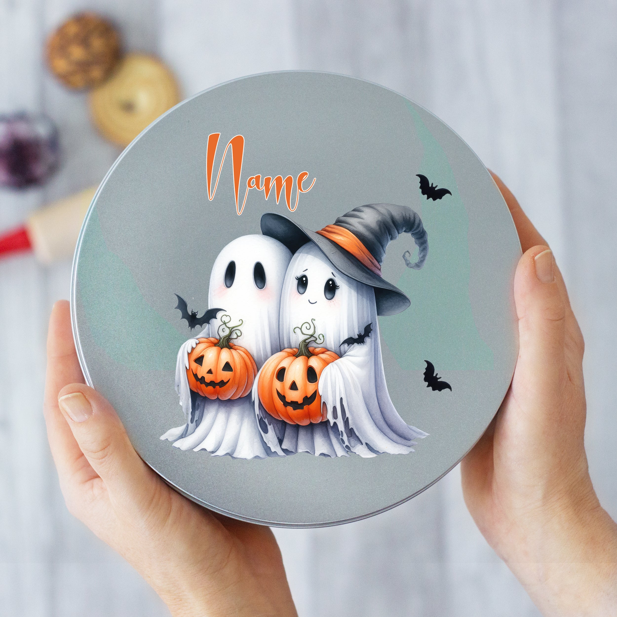 Kreissäge mit zwei Geistern, Kürbissen und Halloween-Hut.