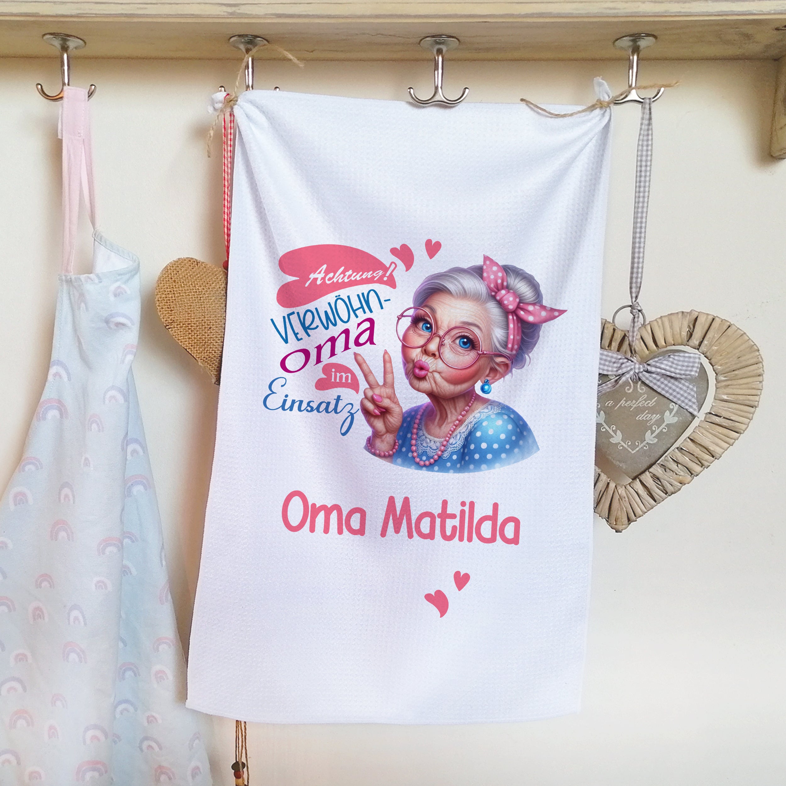 Küchentuch mit Oma Matilda, rosa und blau, humorvoll gestaltet.
