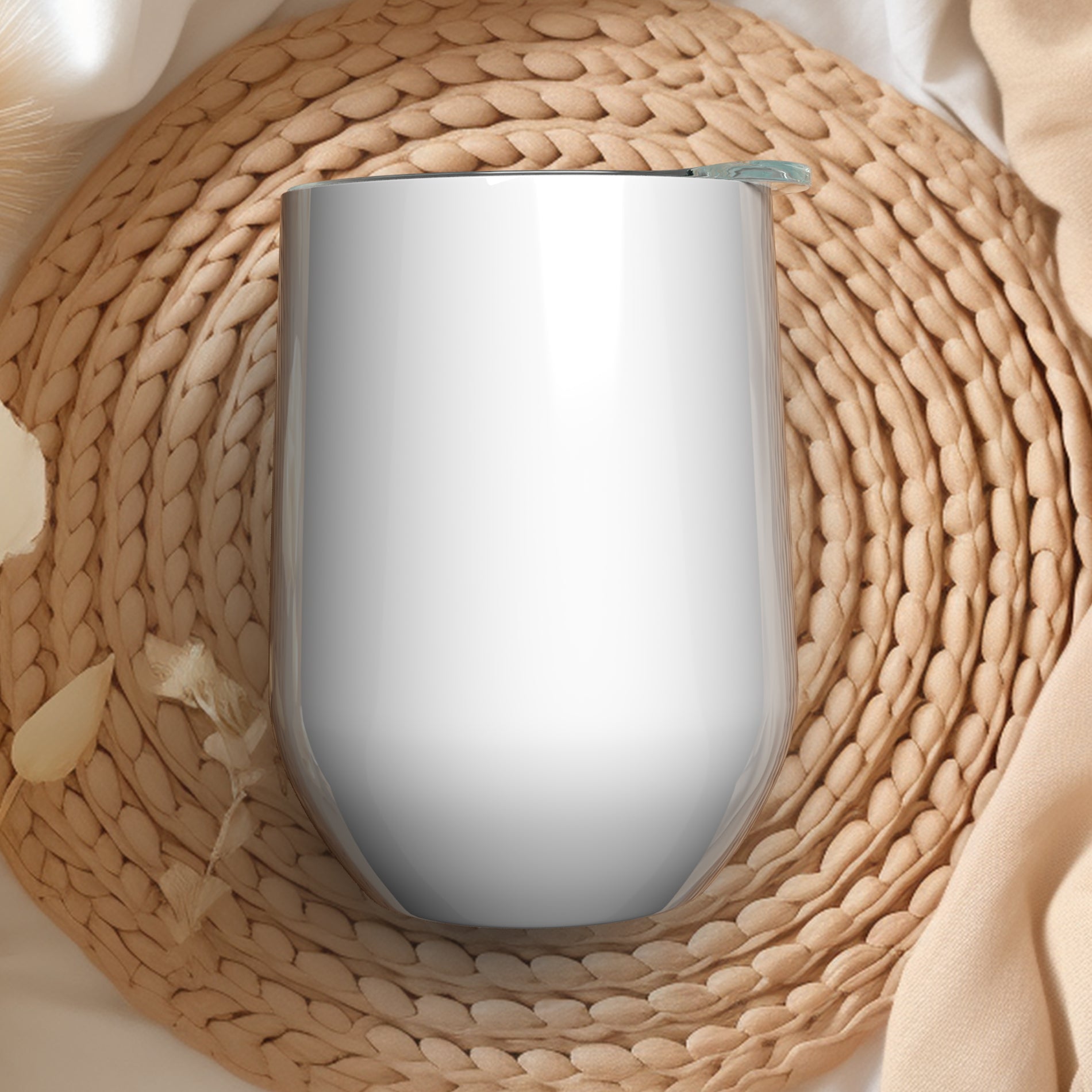 Weinbecher mit verspieltem Eulenmotiv