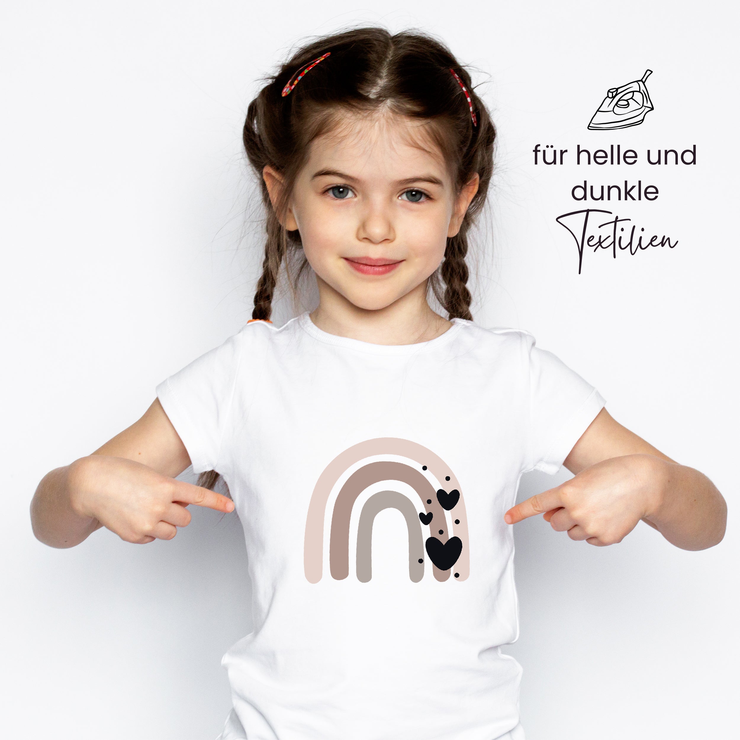 T-Shirt mit buntem Regenbogen und schwarzen Herzen.