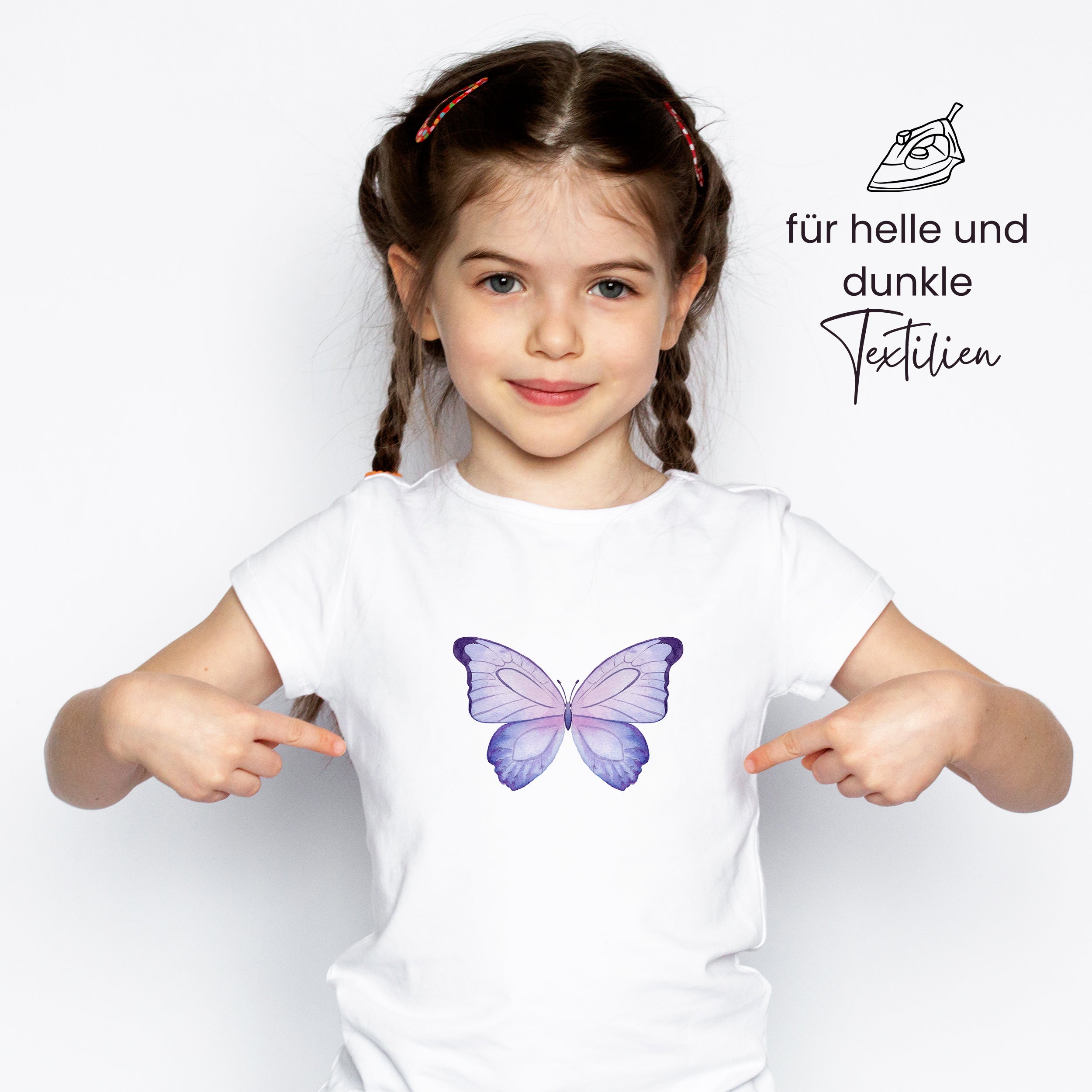 Weißes T-Shirt mit lila Schmetterlingsmotiv.