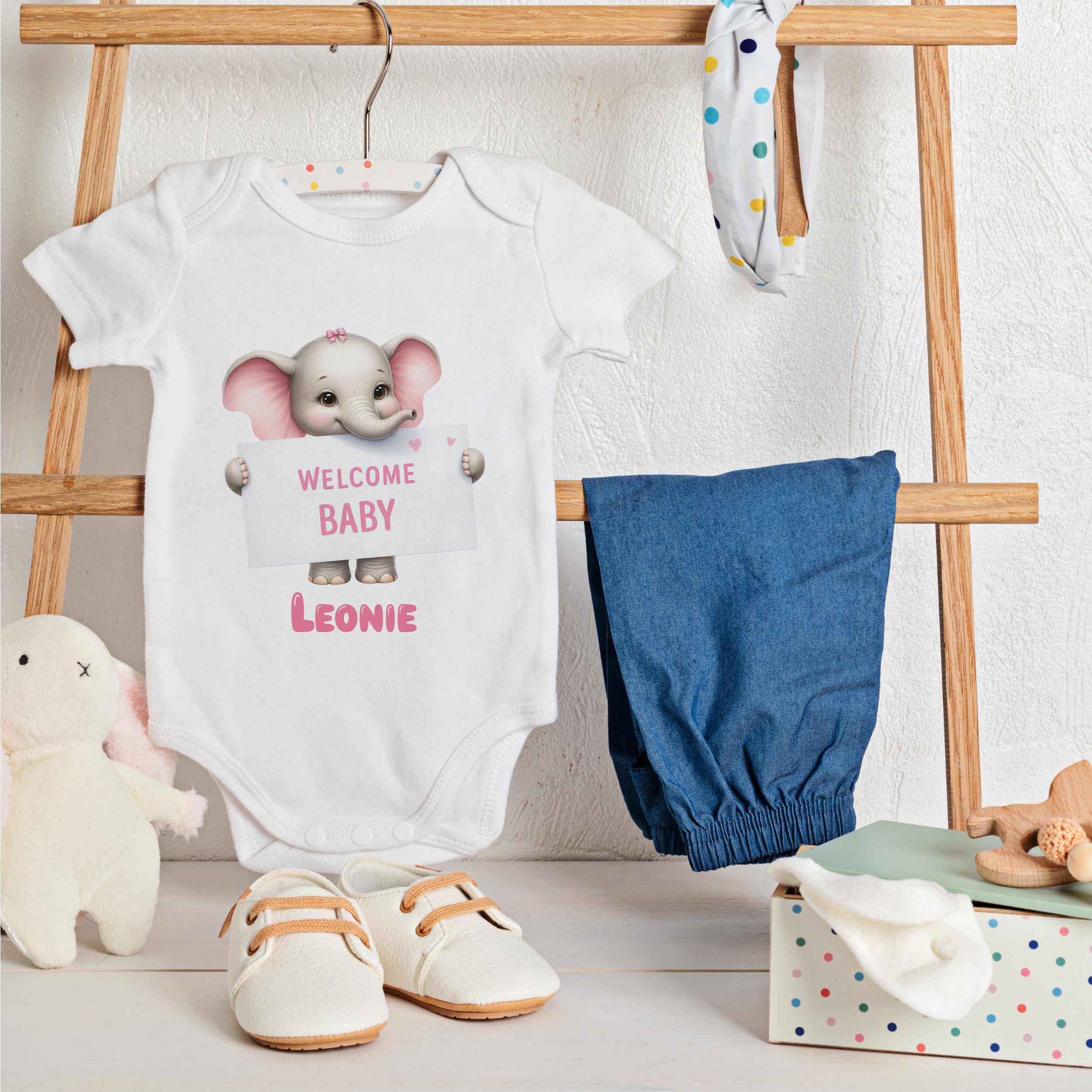 Weißer Babybody mit Elefant und Aufschrift "Welcome Baby Leonie".