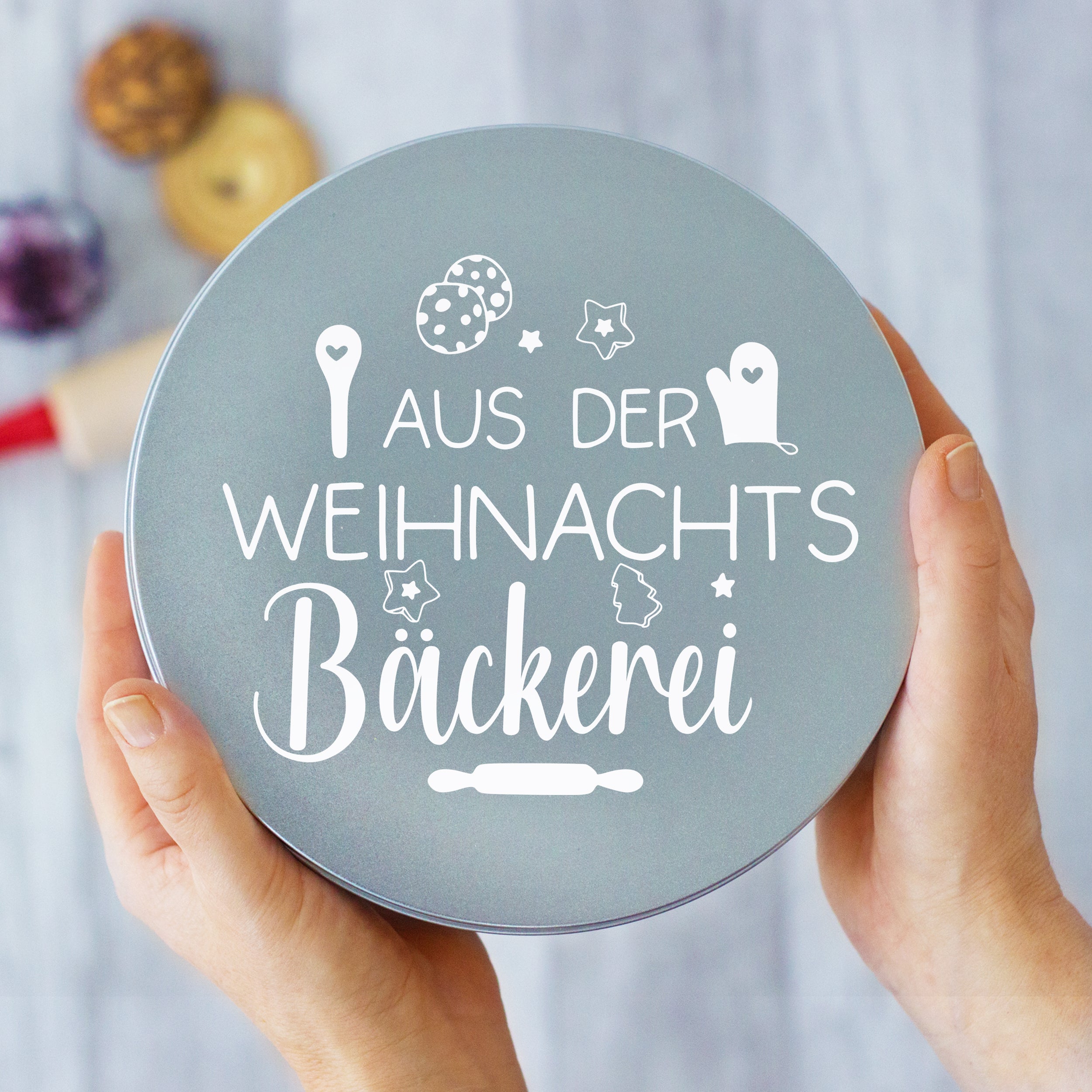 Graue Keksdose mit Aufschrift "Aus der Weihnachtsbäckerei".