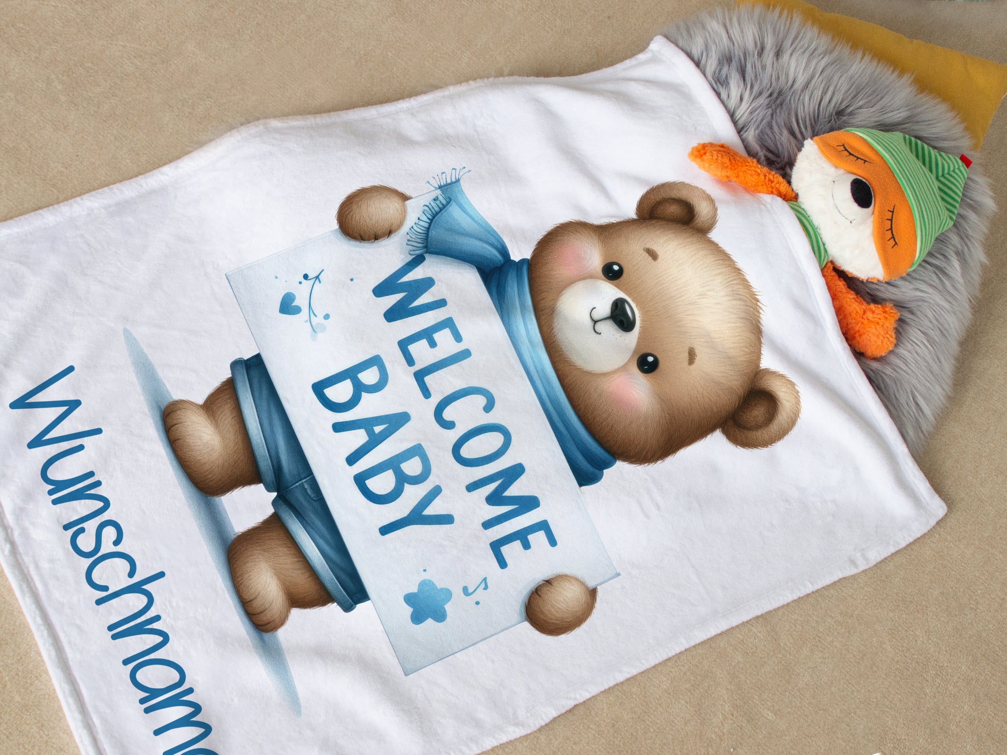 Babydecke Bär mit Willkommensschild in Blau