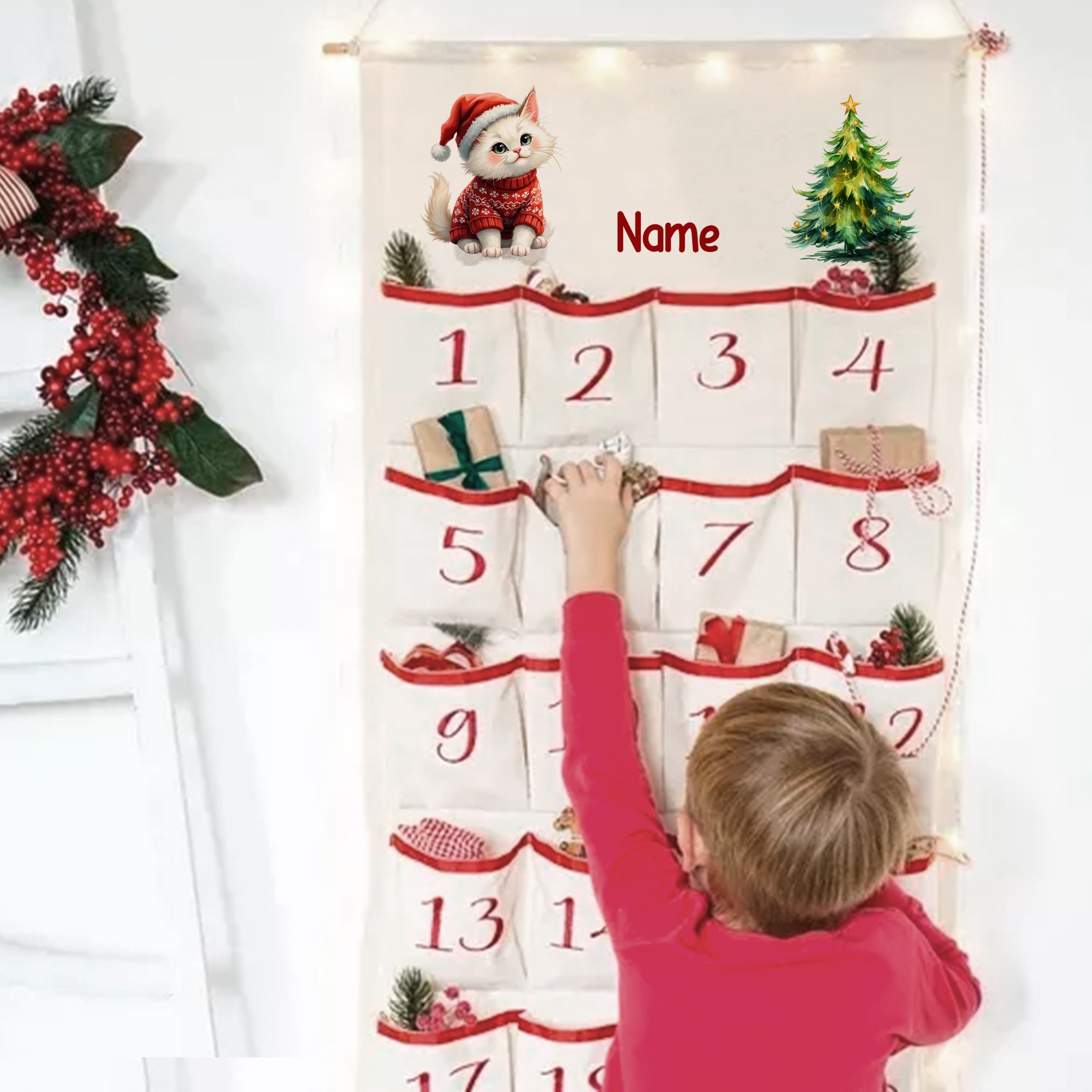 Kind befüllt Adventskalender mit Wunschname, Kätzchenmotiv und nummerierten Taschen mit Geschenken
