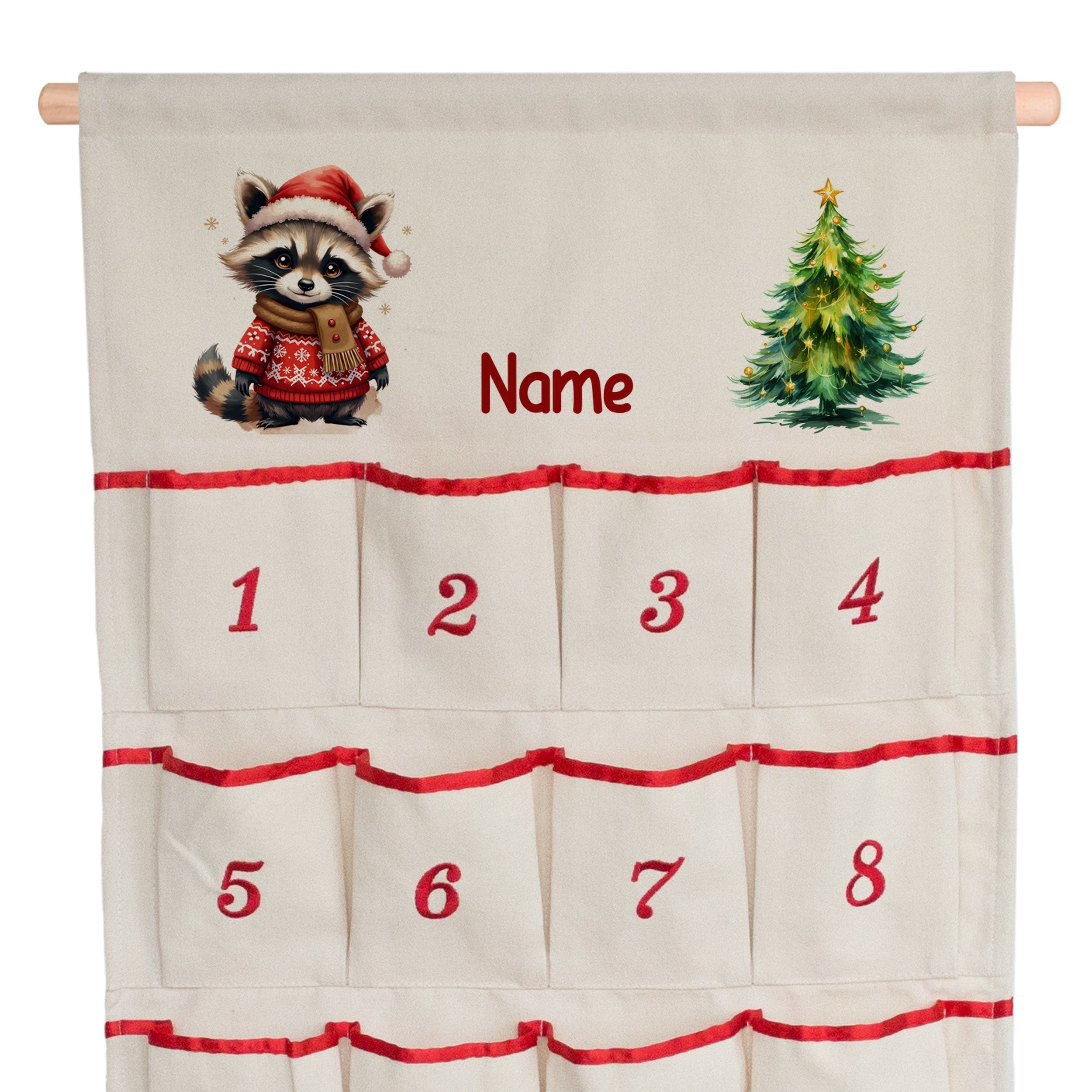 Adventskalender mit Waschbär, grünem Baum und roten Details.