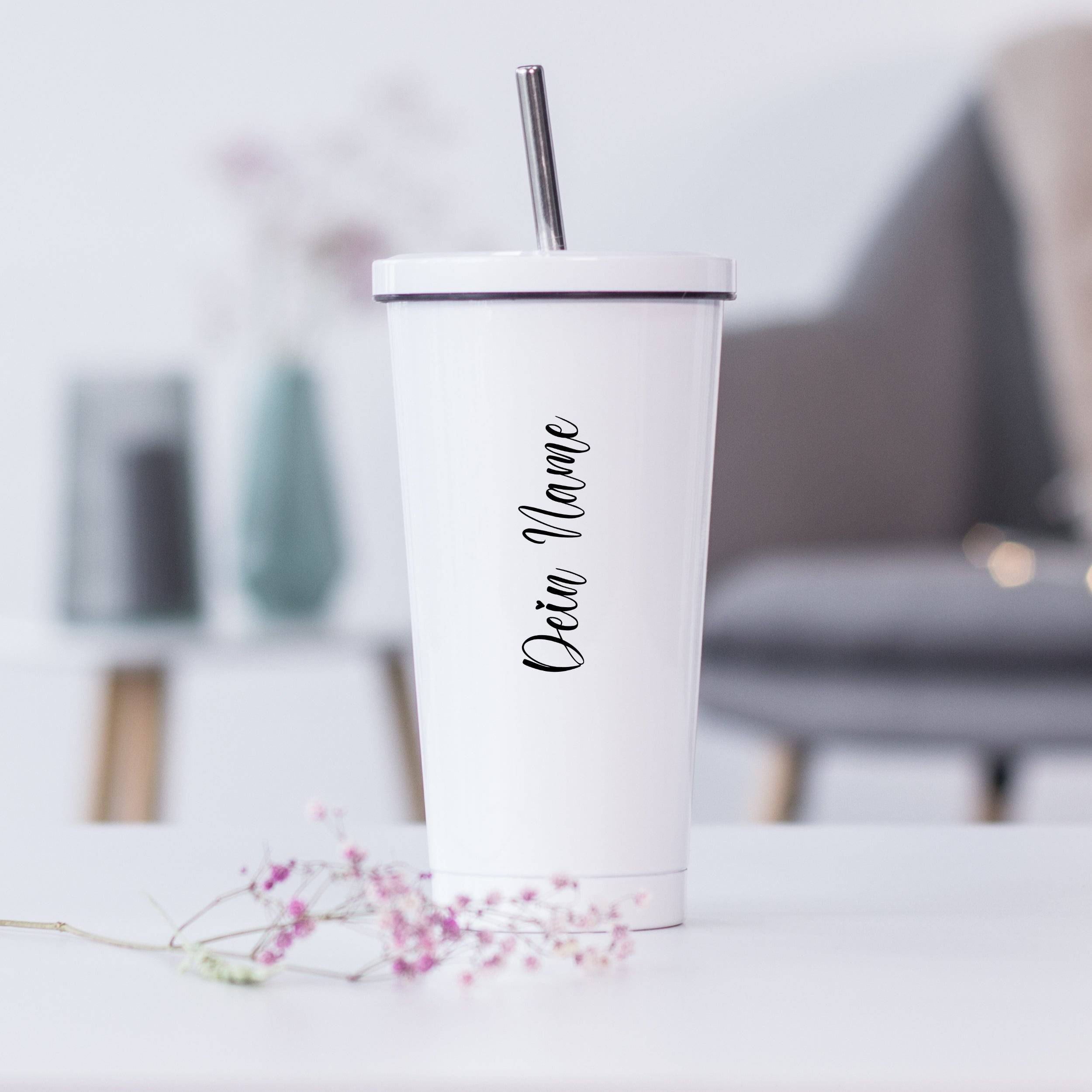 Trinkbecher mit Deckel und Strohhalm