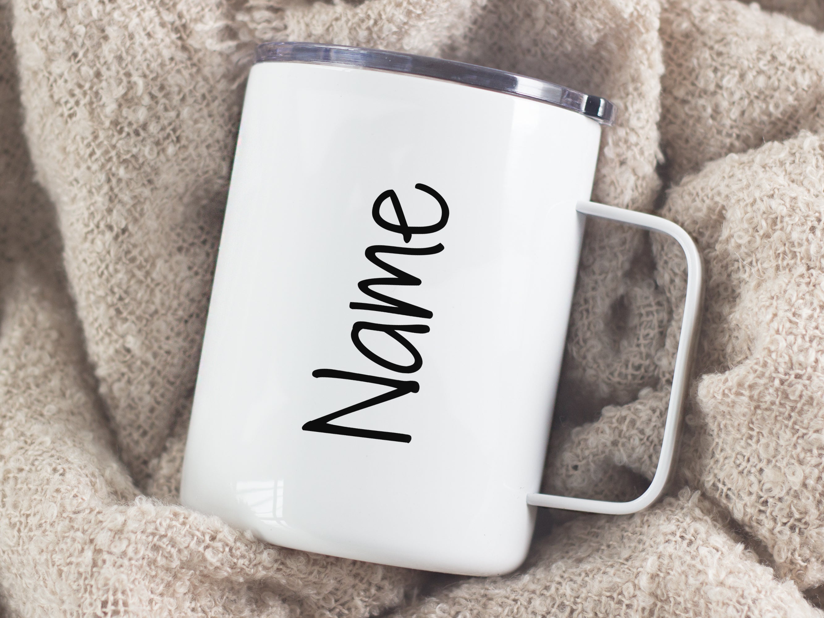 Weißer Kaffeebecher mit schwarzer Schrift "Name"